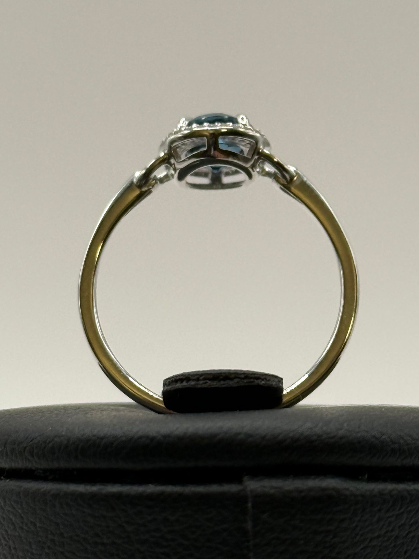 Bague en or blanc sertie d’un saphir et de diamants – Taille 56