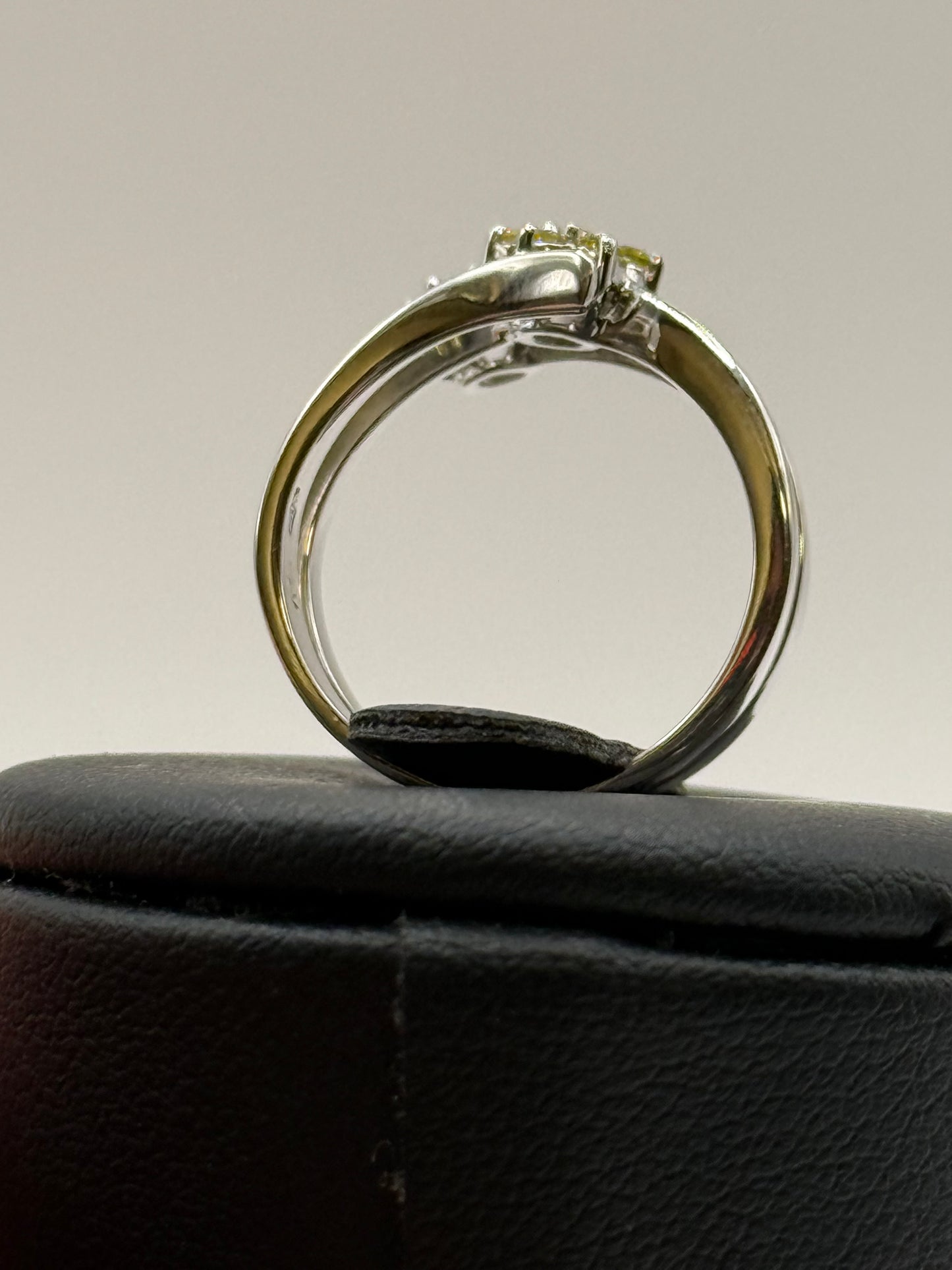 Bague en or blanc ornée de deux fleurs serties de diamants et de saphirs verts – Taille 50