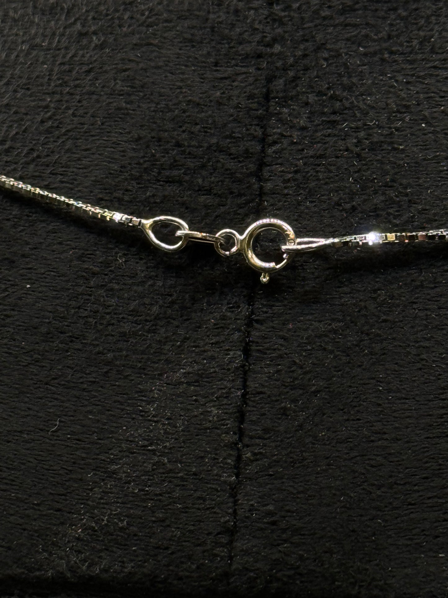 Collier en or blanc avec pendentif cœur serti de diamants