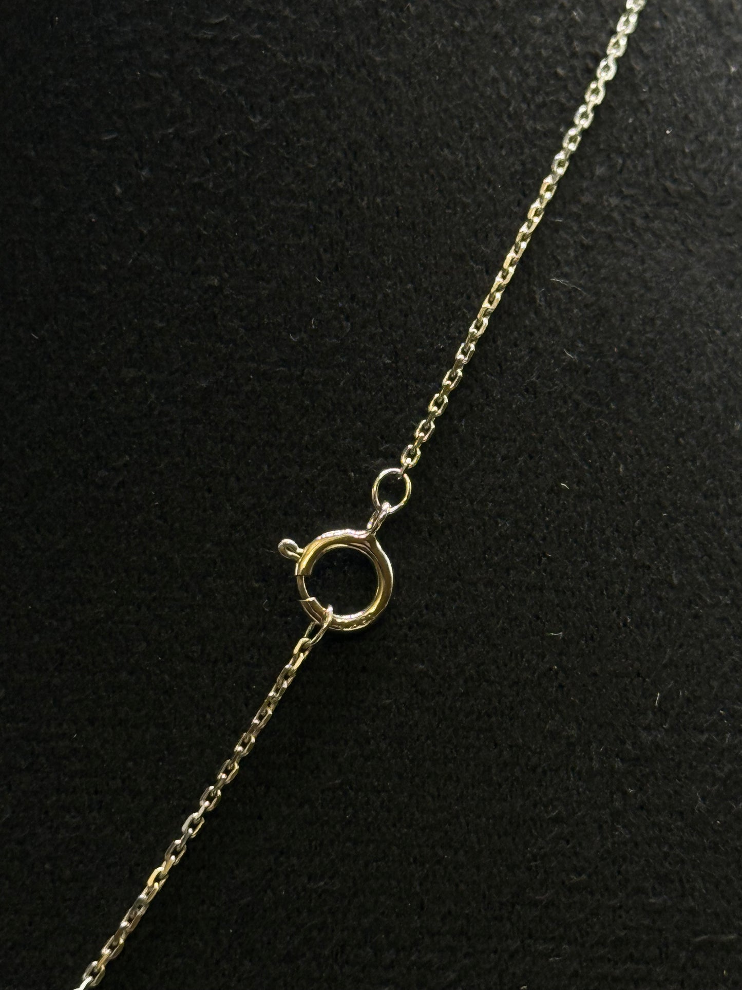 Collier en or blanc serti de saphirs et de diamants