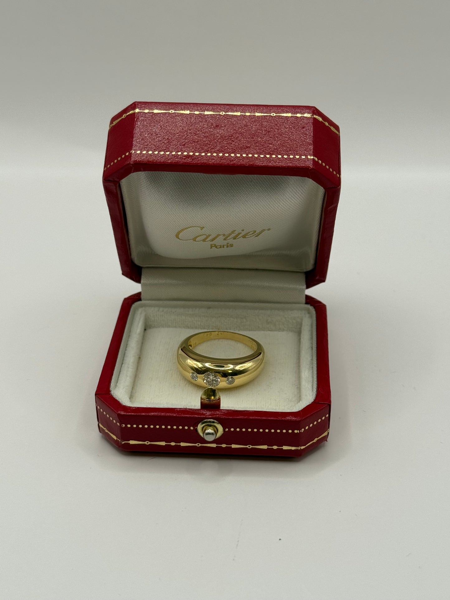 Bague Cartier – Jonc en or jaune et trois diamants