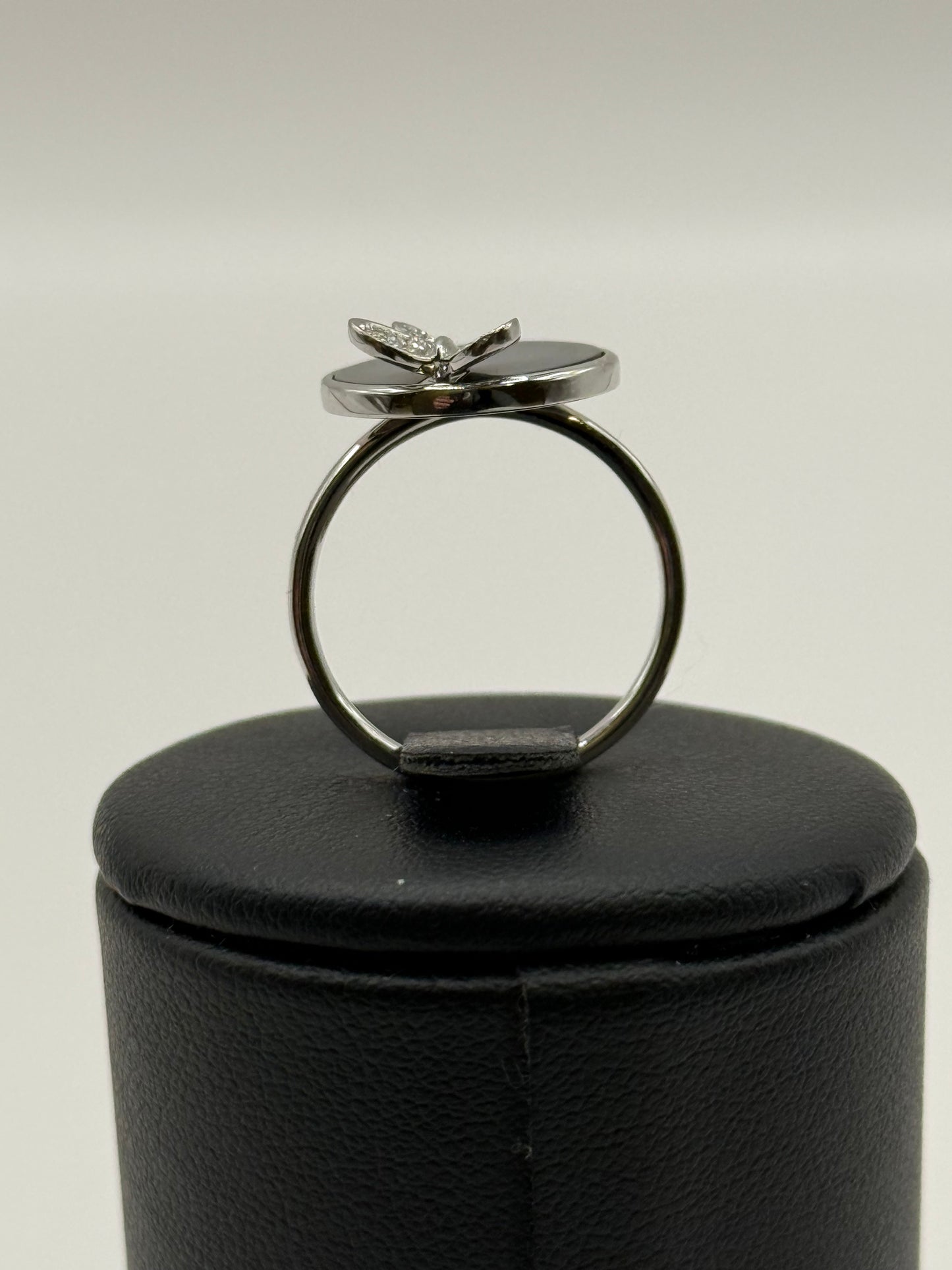 Bague Morgane Bello Paris en or blanc, nacre et papillon pavé de diamants - T54