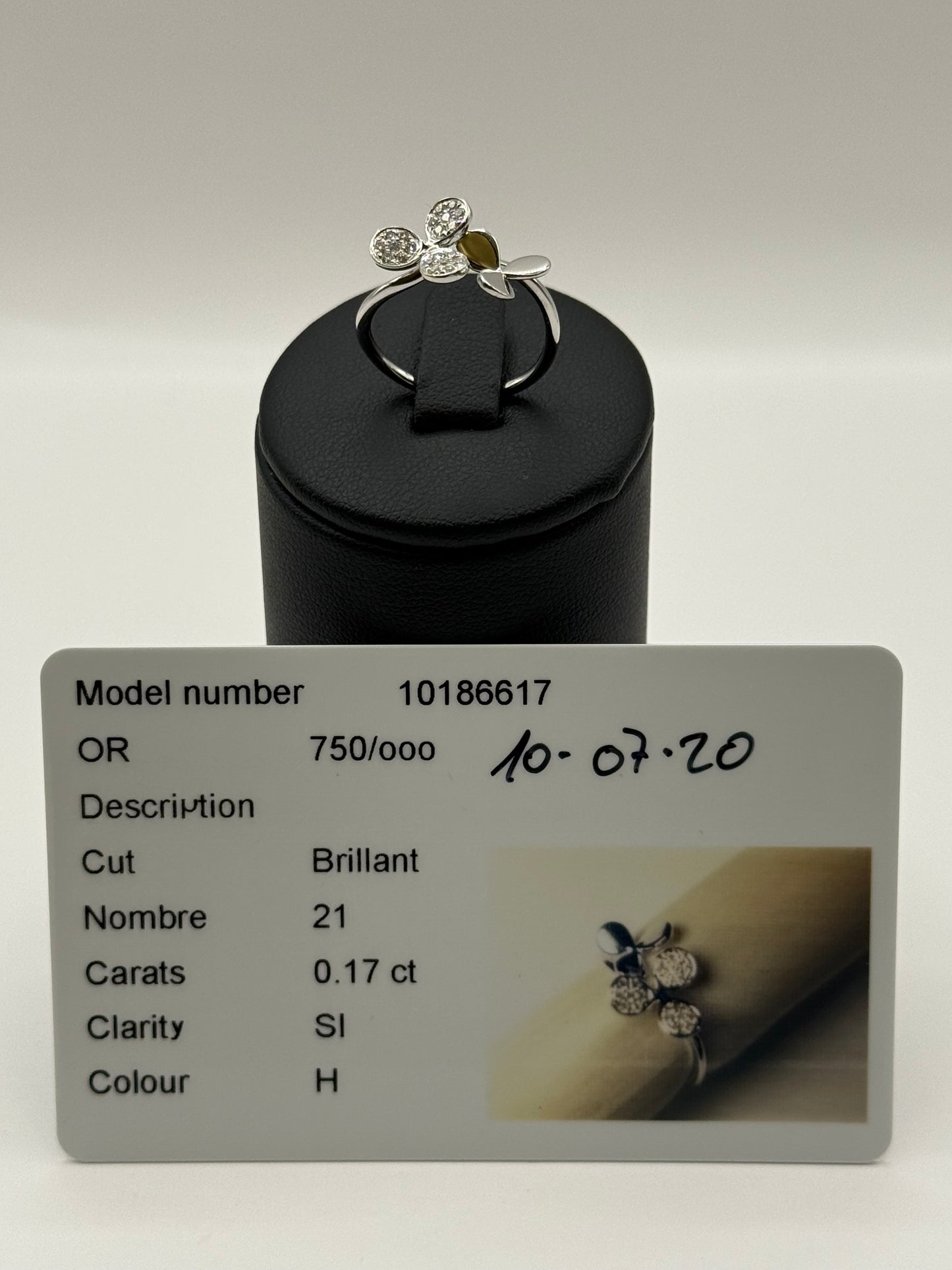 Bague en or blanc 750 avec motif fleur serti de diamants – 0.17 ct- t54