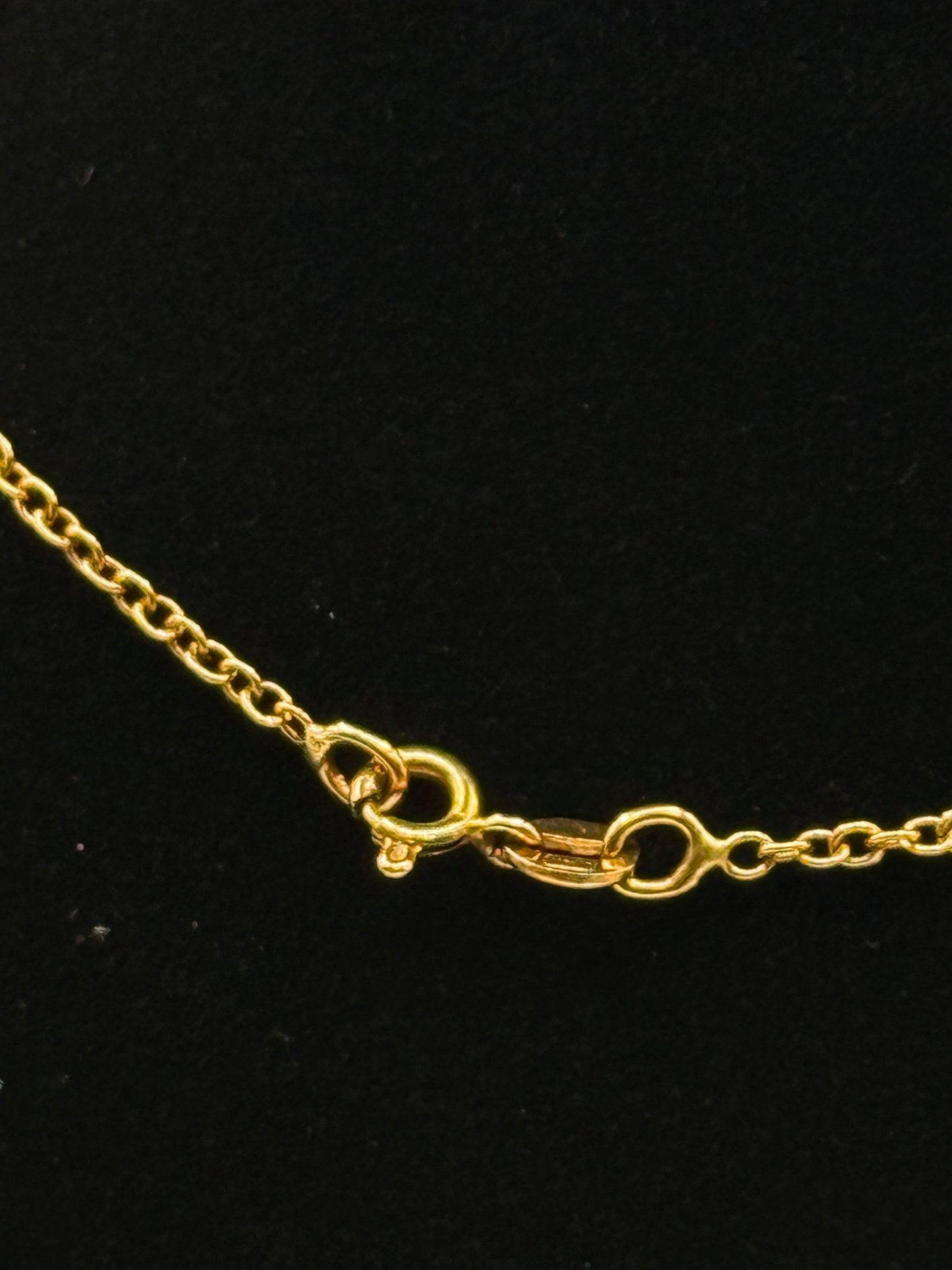 Collier en or jaune avec pendentif libellule émeraudes et diamants