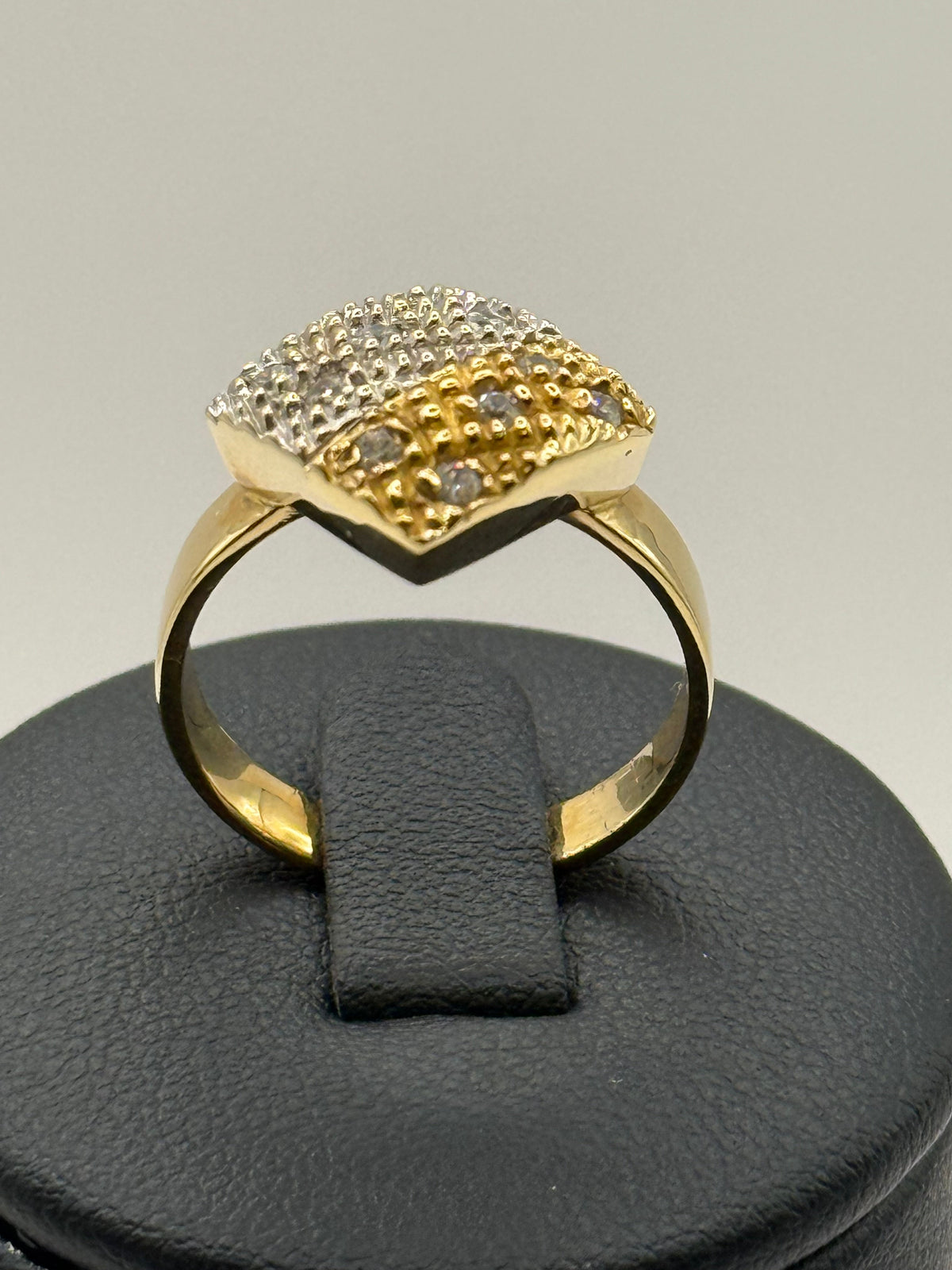Bague en or jaune et blanc sertie de diamants taille 56 bijou de luxe