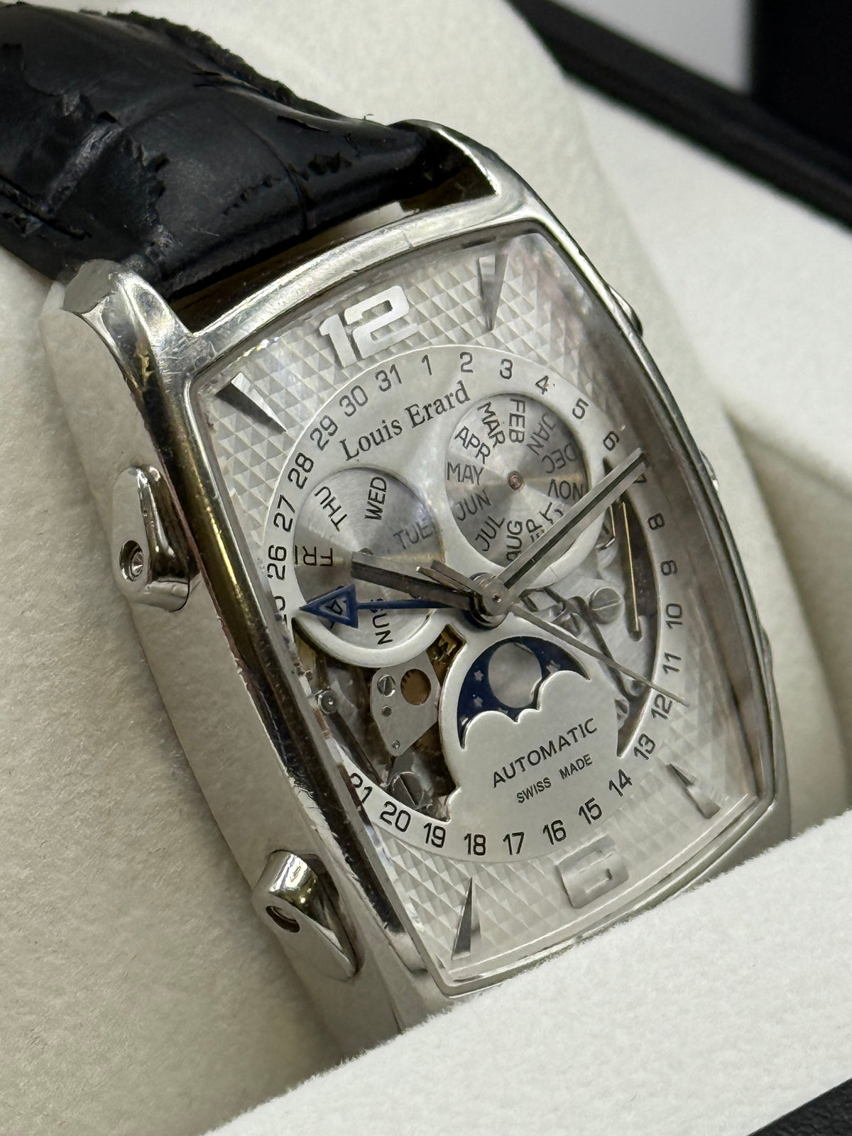 Louis Erard 211 95 211 AA 11.BDC51 montre de luxe vue 5