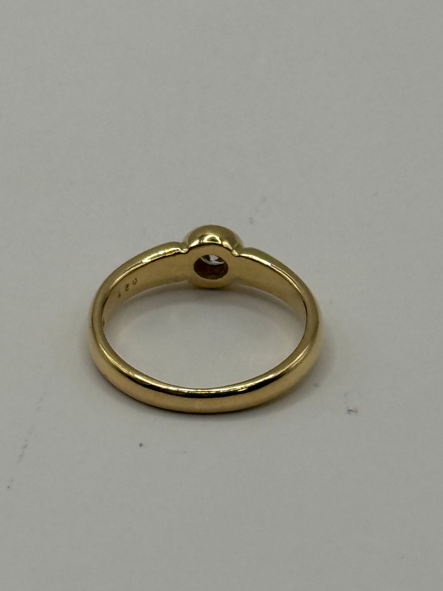 Bague solitaire or jaune serti clos diamant 0,21 cts