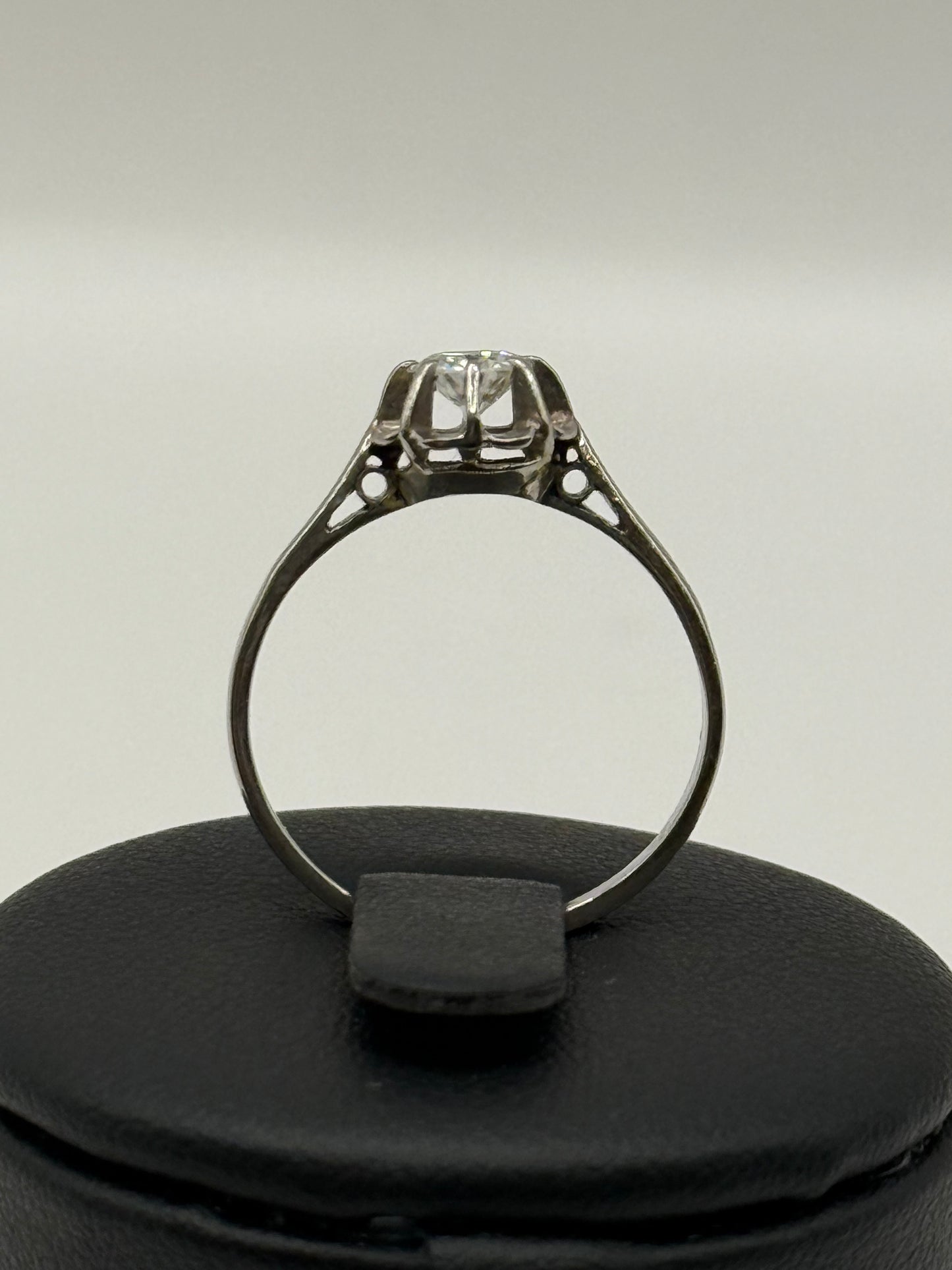 Bague solitaire en or blanc 750 et diamant 0,5 carat