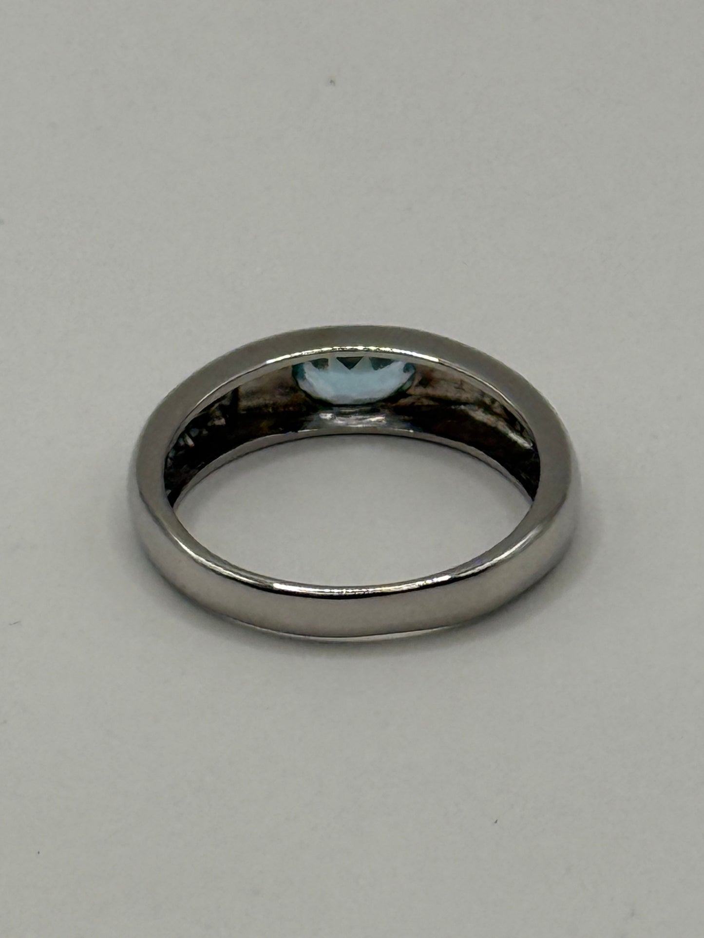 Bague en or blanc 18 carats sertie d’une topaze bleue – Taille 60