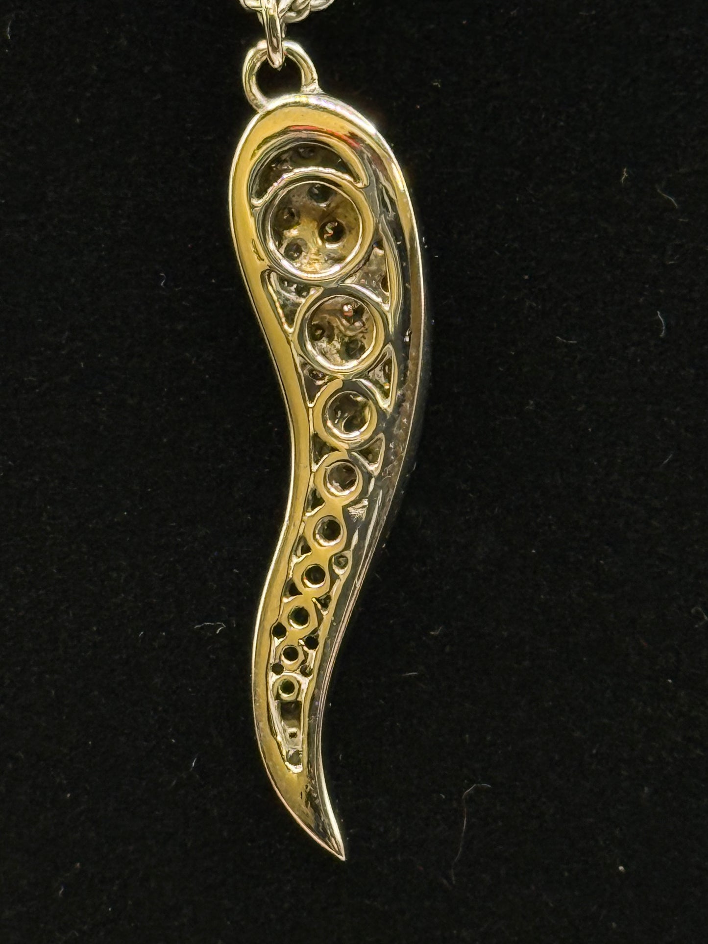 Pendentif piment pavé de diamants en or blanc 18 carats