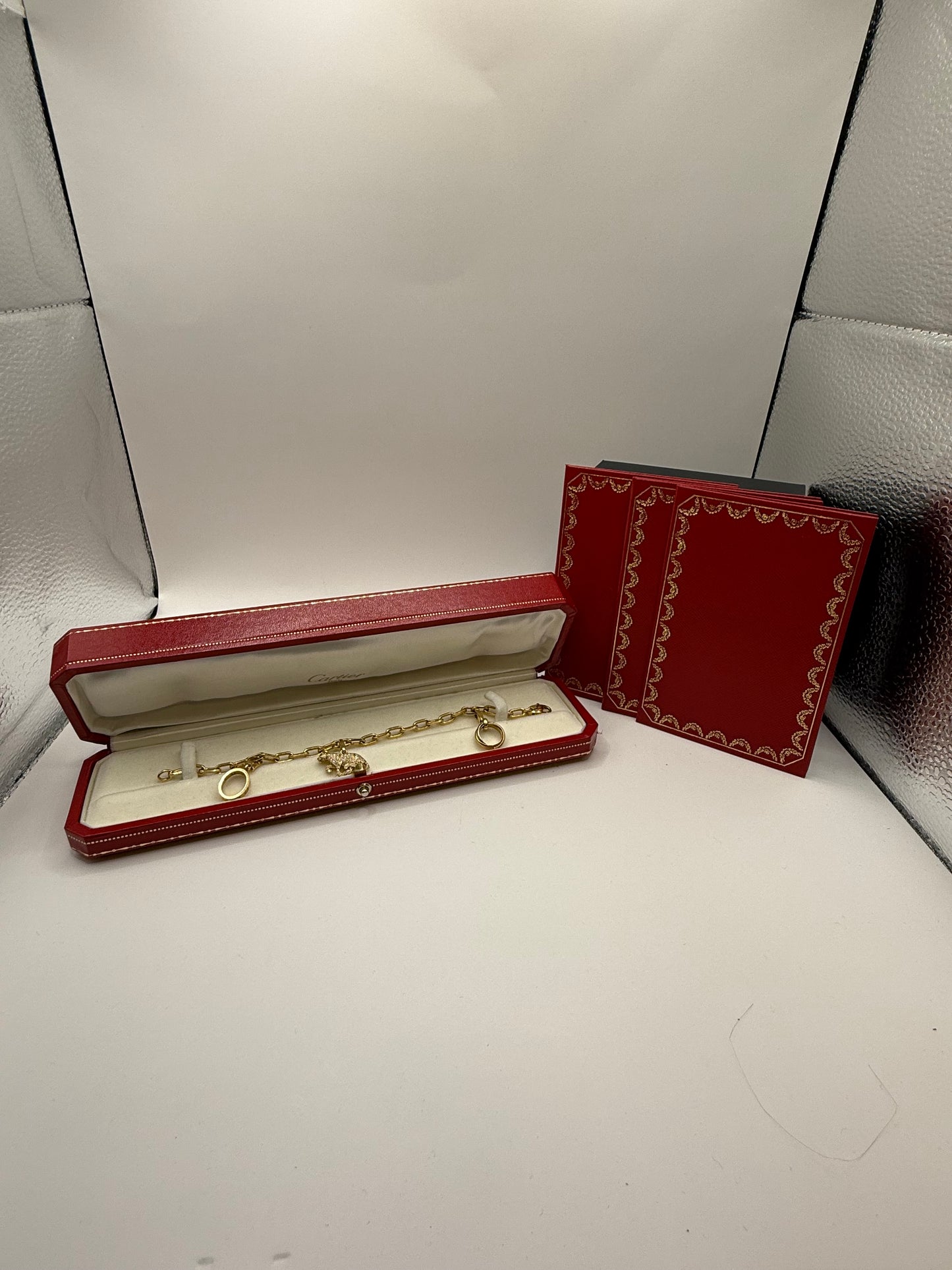 Bracelet Cartier à breloques en or jaune et diamants taille 18 bijou de luxe vue 5