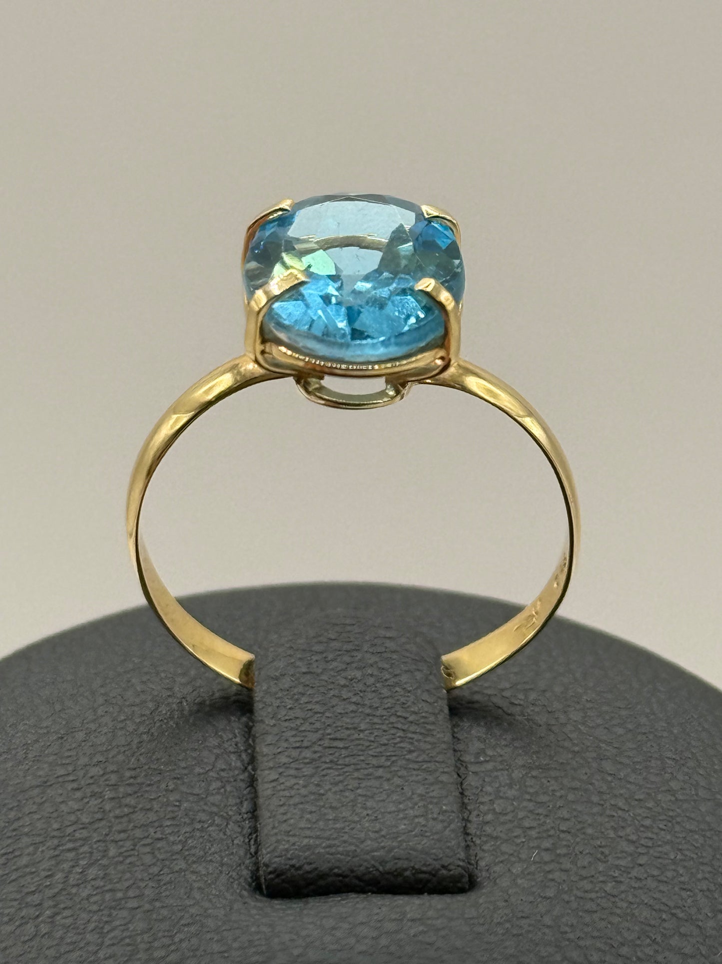 Bague en or jaune ornée d’une topaze bleue – Taille 56