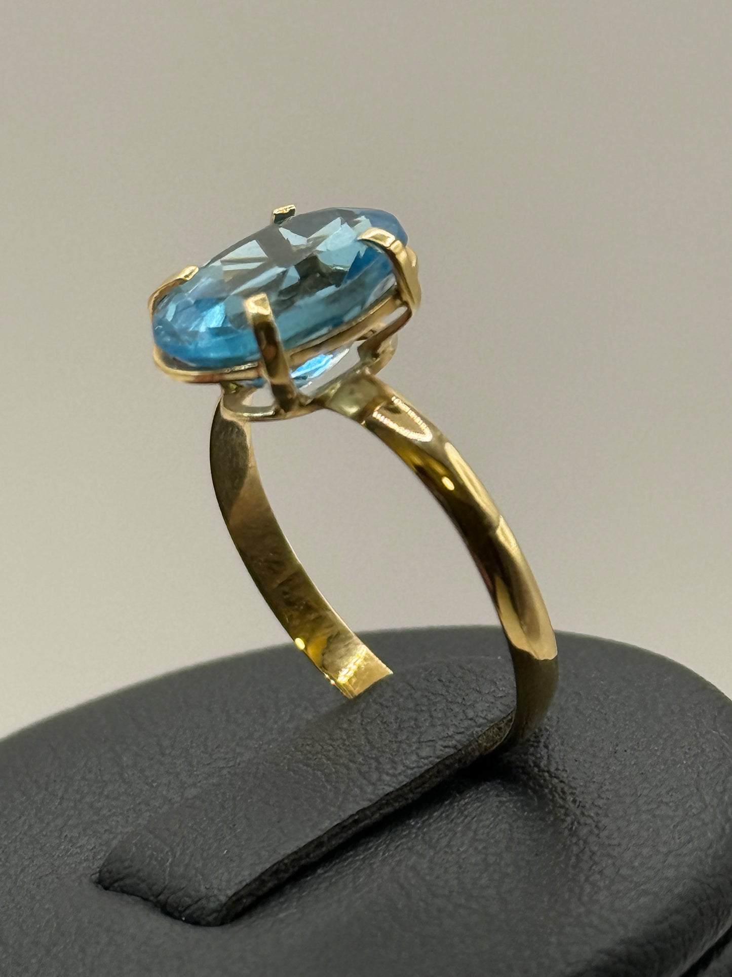 Bague en or jaune ornée d’une topaze bleue – Taille 56