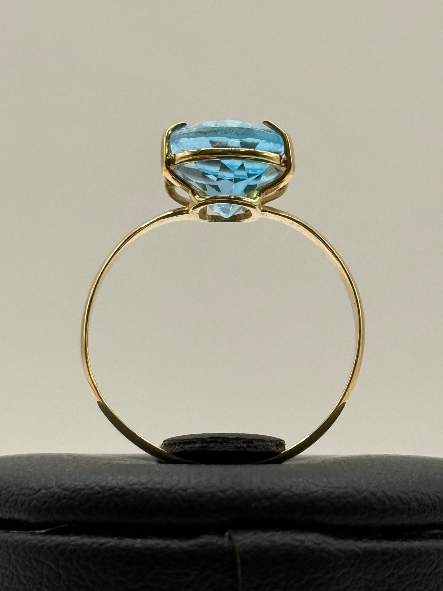 Bague en or jaune ornée d’une topaze bleue – Taille 56