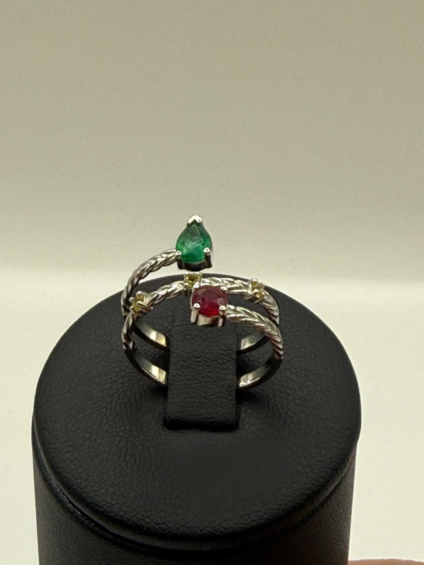 Bague en or torsadé ornée d’une émeraude et d’un rubis – Taille 51