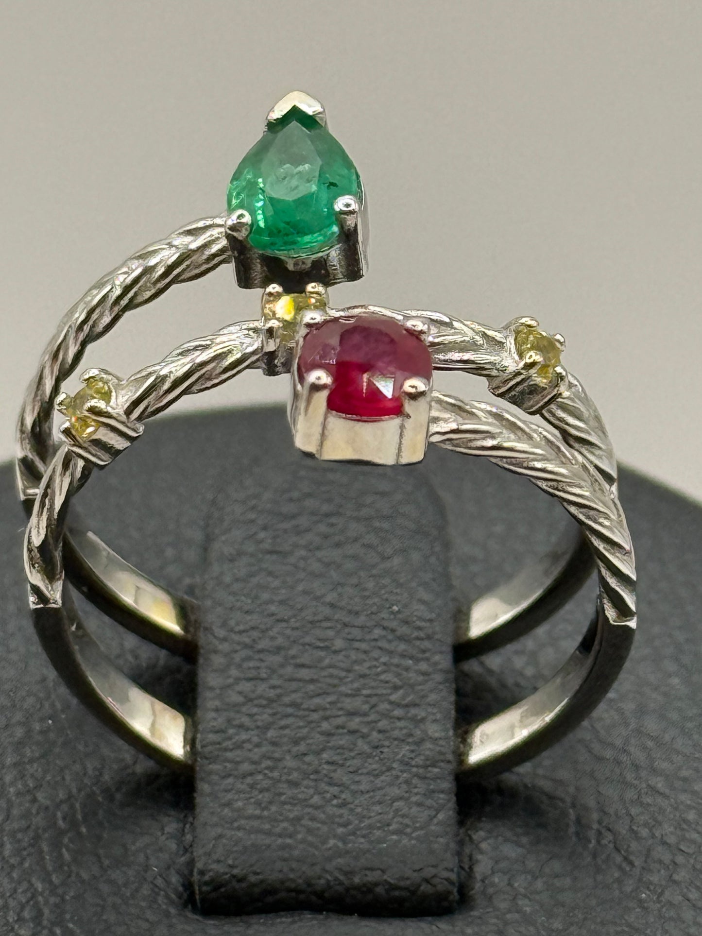 Bague en or torsadé ornée d’une émeraude et d’un rubis – Taille 51