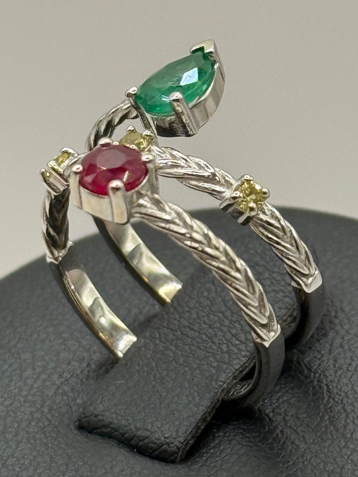Bague en or torsadé ornée d’une émeraude et d’un rubis – Taille 51