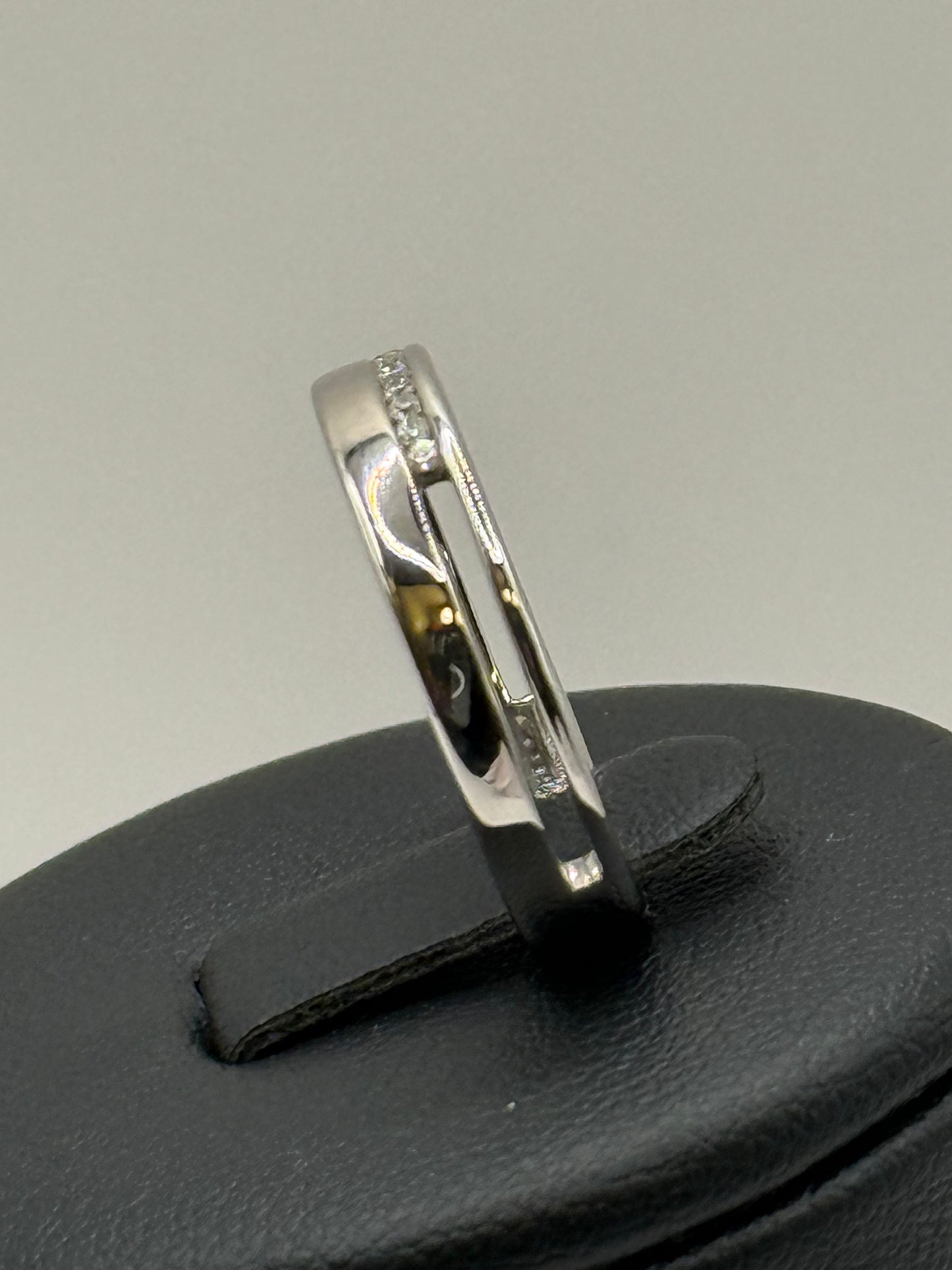 Bague en or blanc sertie de diamants – Taille 54