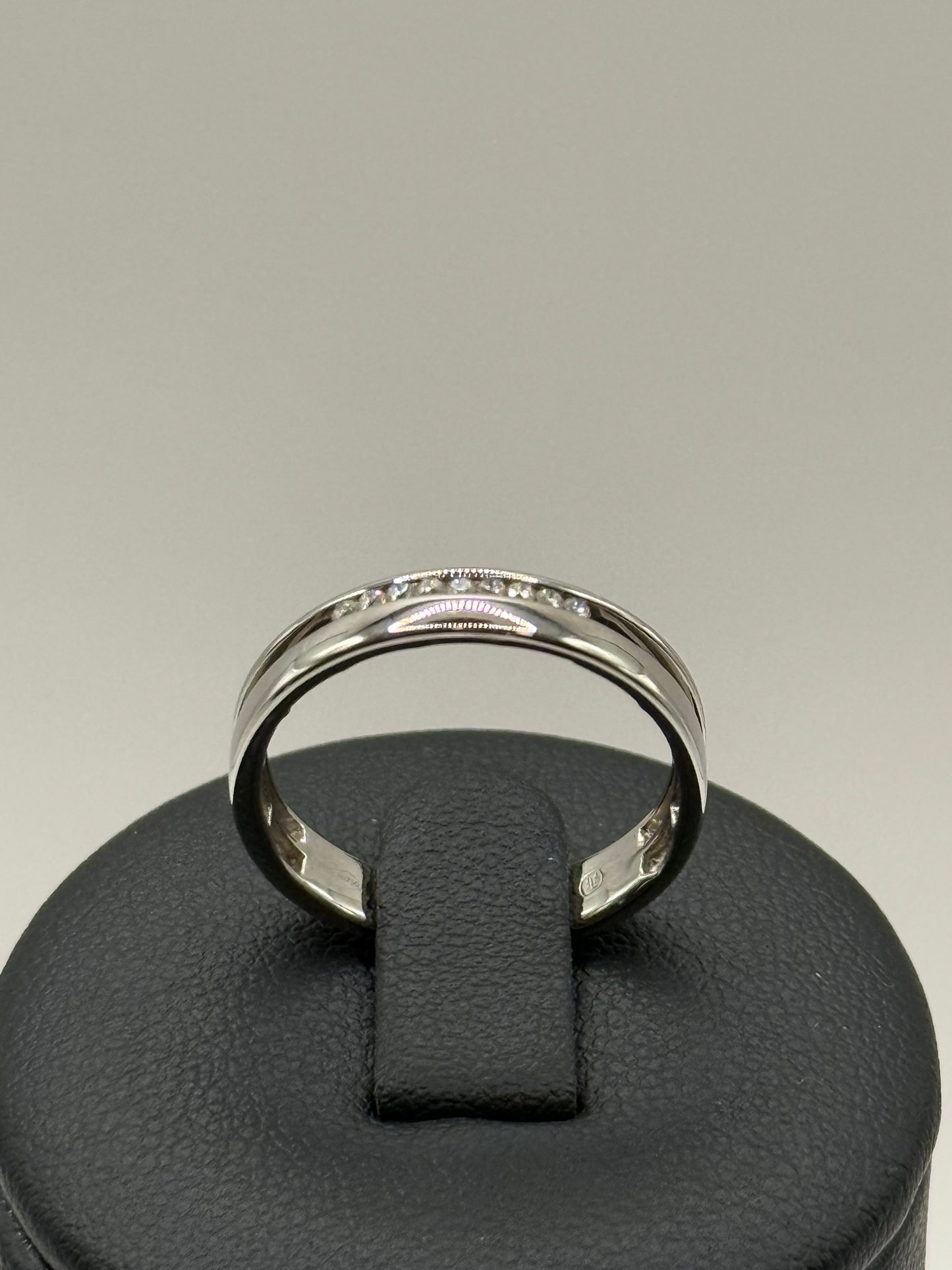 Bague en or blanc sertie de diamants – Taille 54