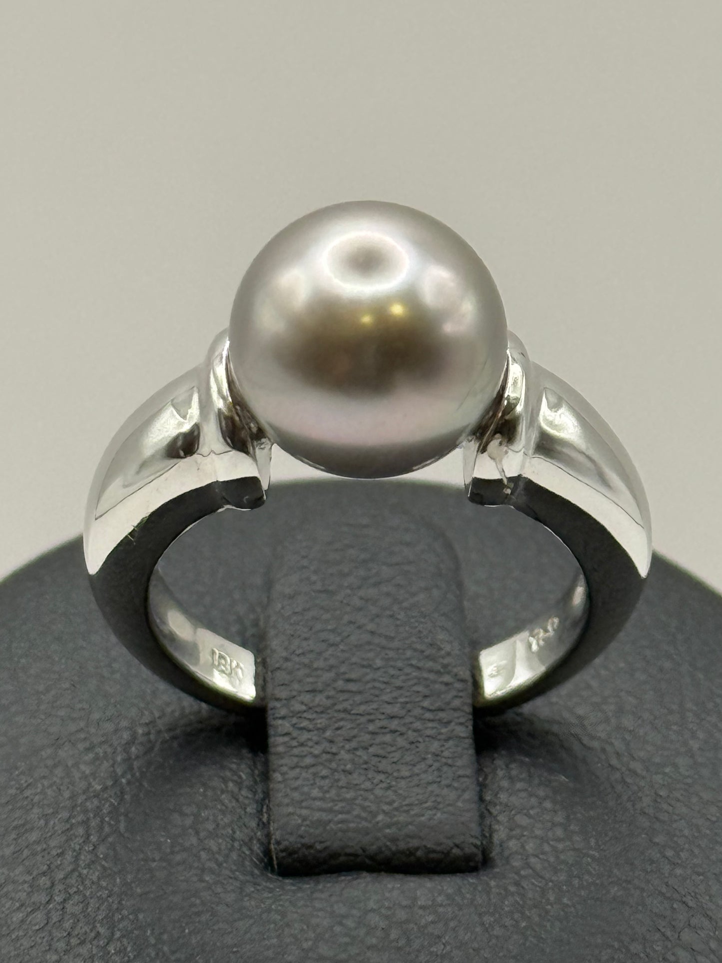 Bague en or blanc ornée d’une perle de Tahiti – Taille 54