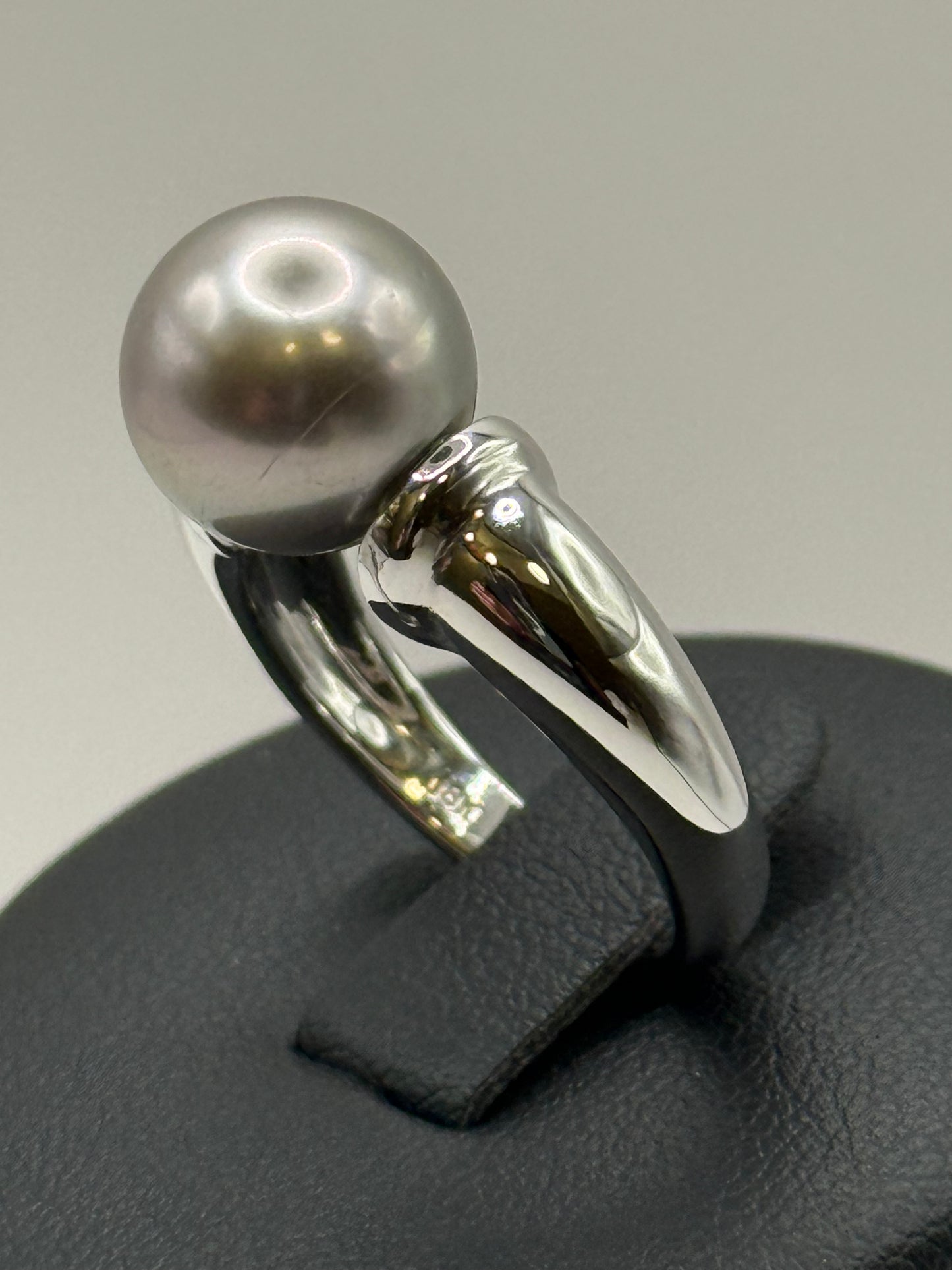 Bague en or blanc ornée d’une perle de Tahiti – Taille 54