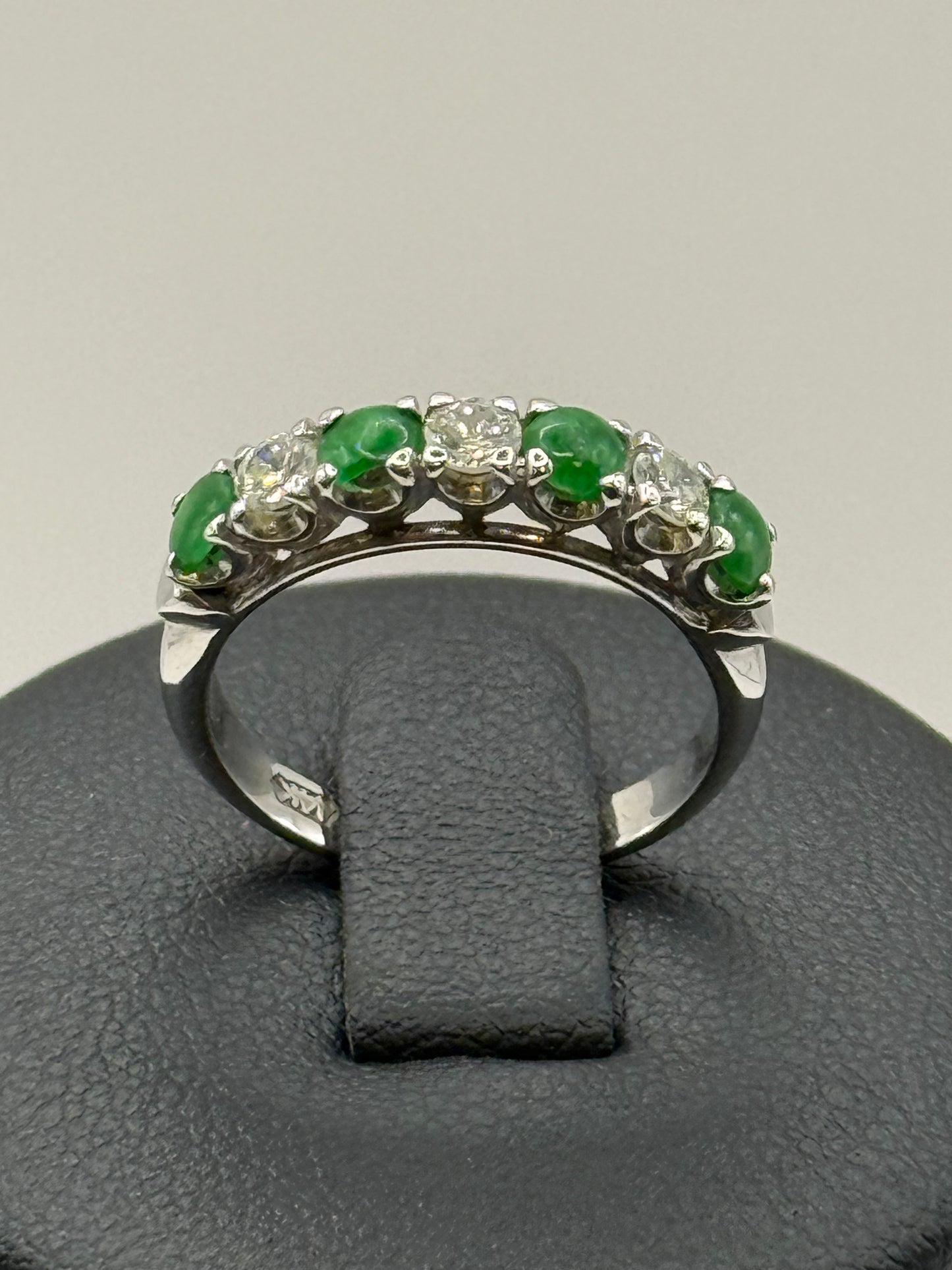 Bague en or blanc sertie de jade et de diamants