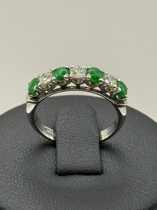 Bague en or blanc sertie de jade et de diamants