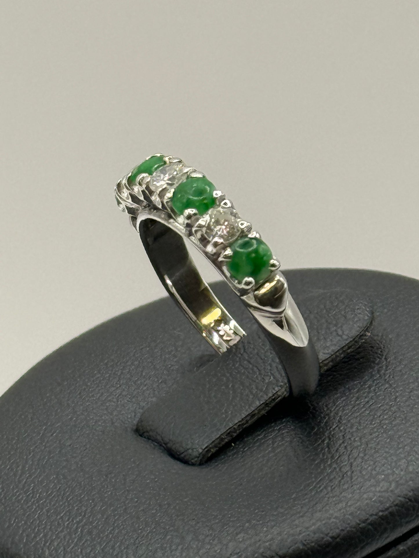 Bague en or blanc sertie de jade et de diamants