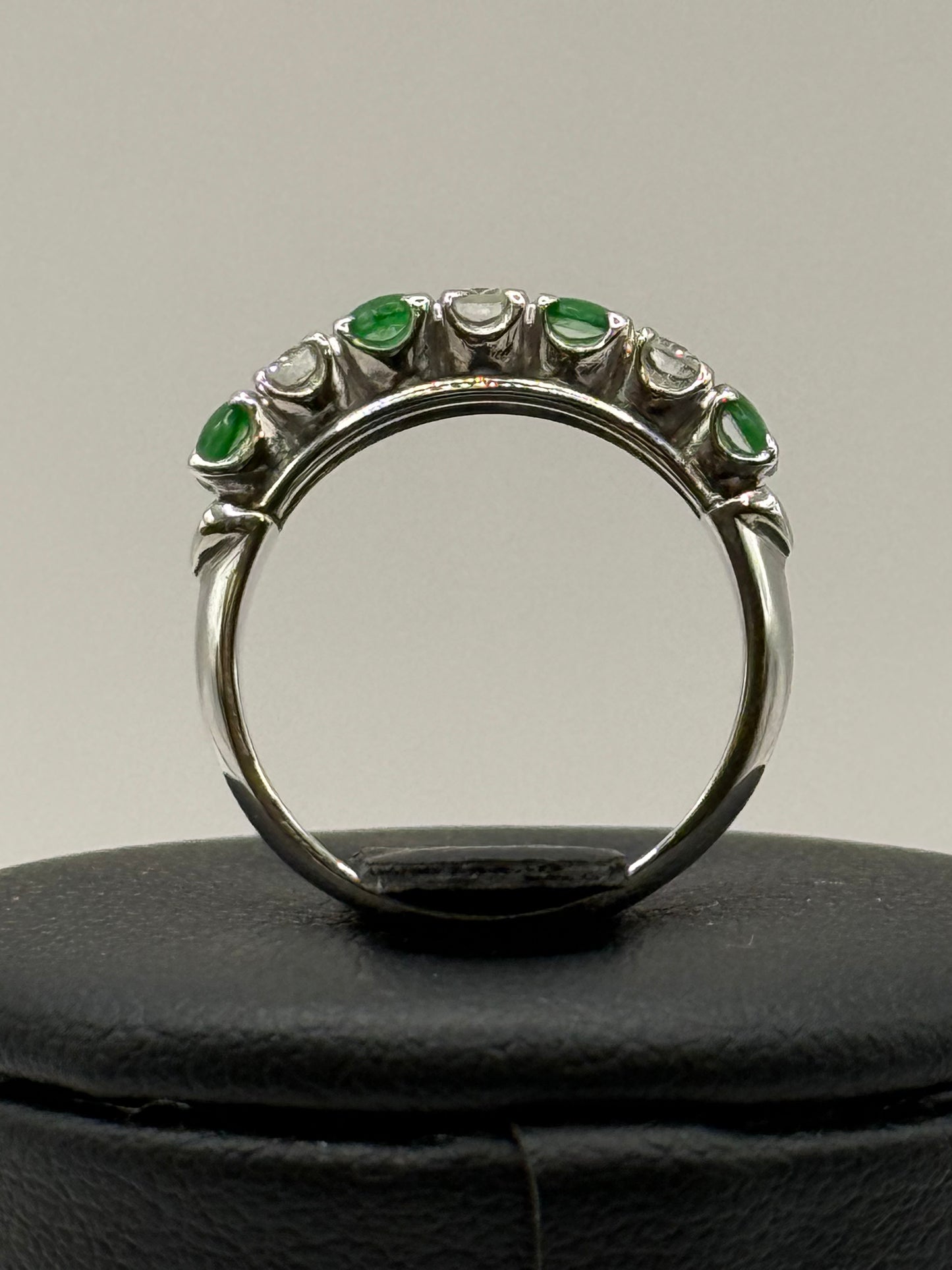 Bague en or blanc sertie de jade et de diamants