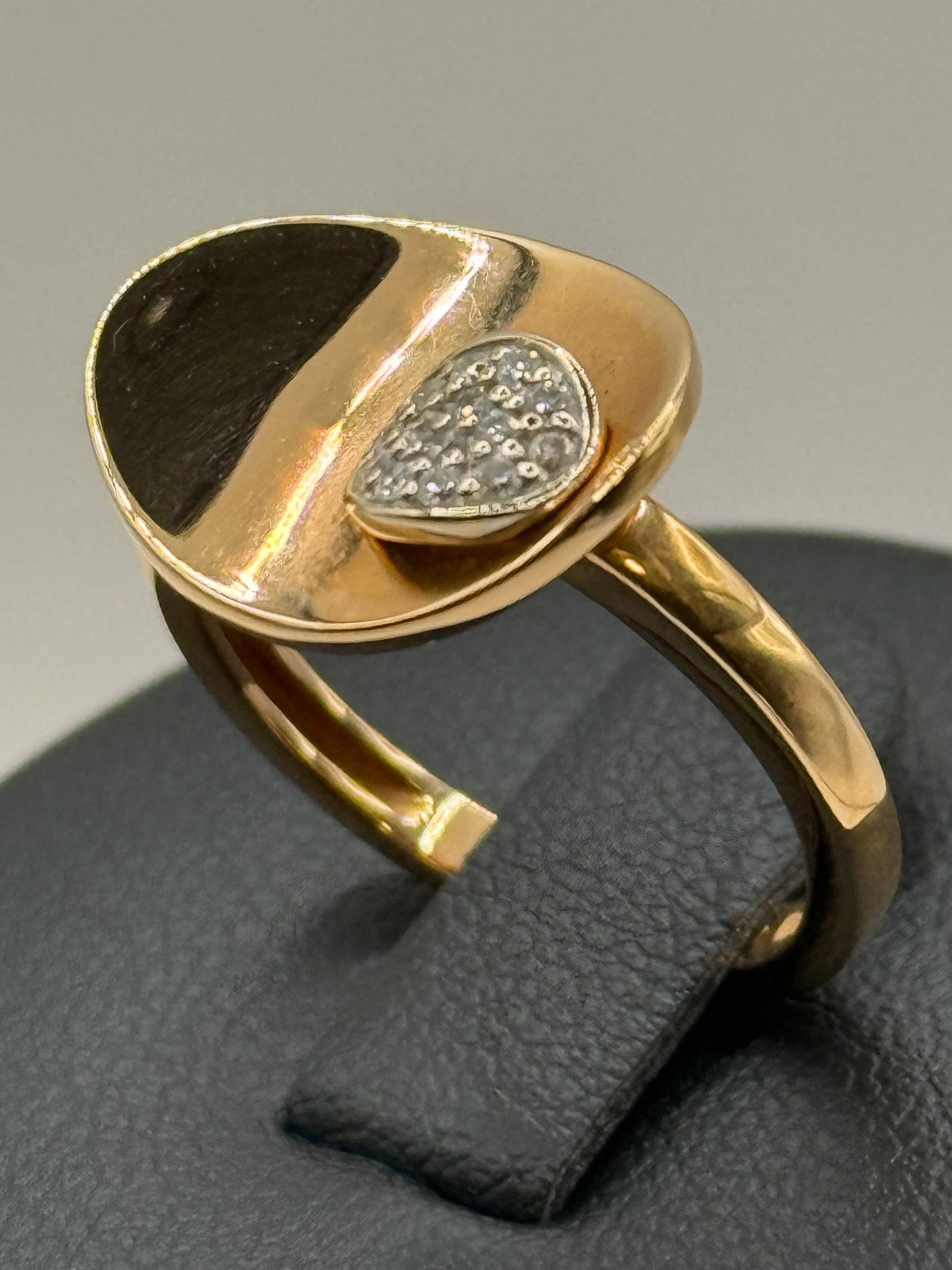 Bague en or jaune design moderne sertie de diamants – Taille 53,5