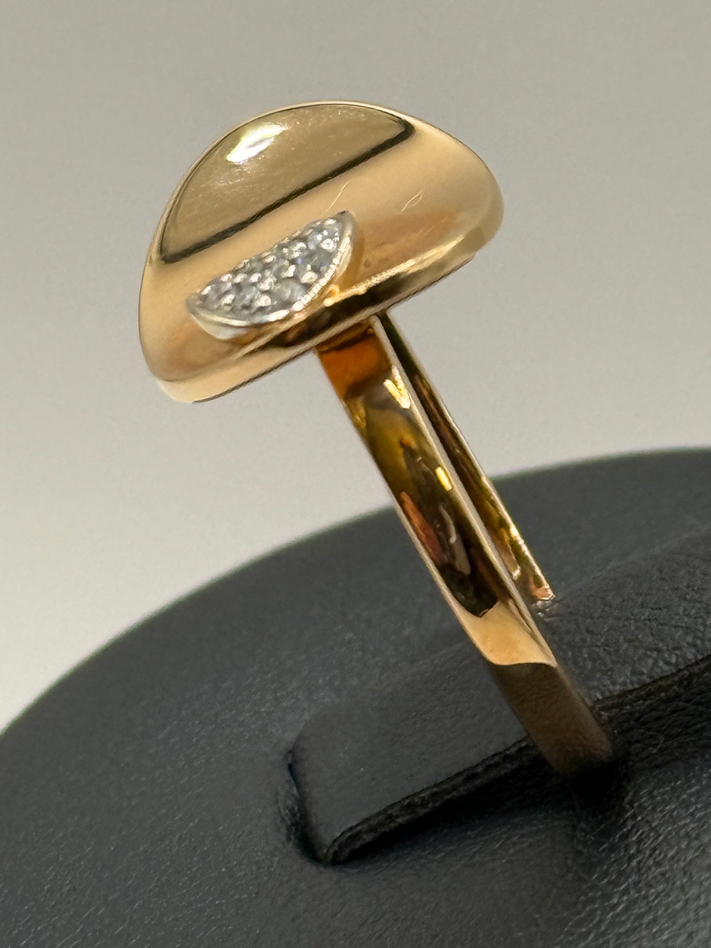 Bague en or jaune design moderne sertie de diamants – Taille 53,5