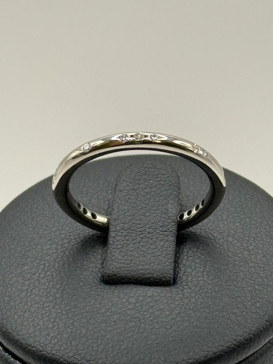 Bague en or blanc sertie de diamants