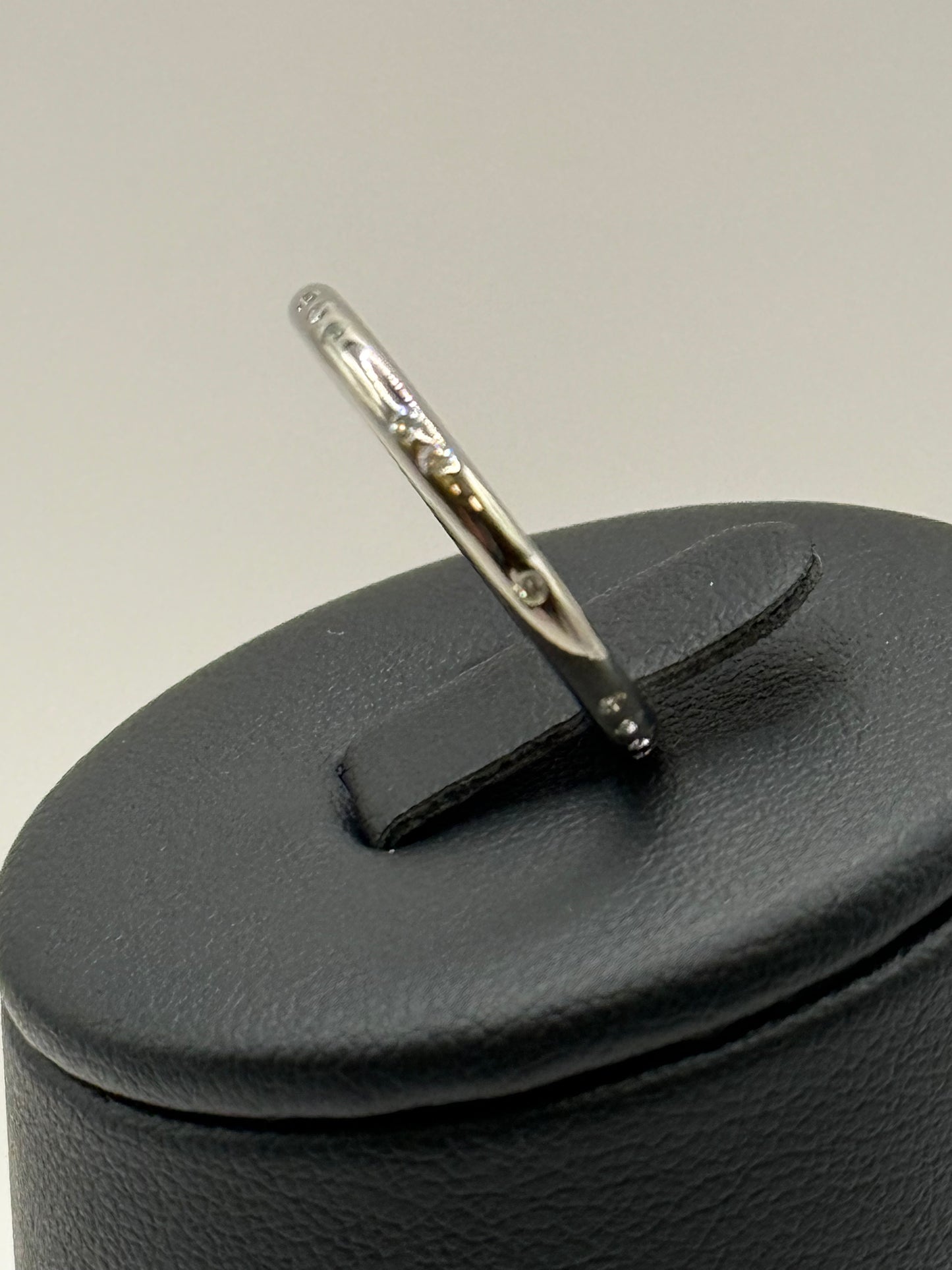 Bague en or blanc sertie de diamants