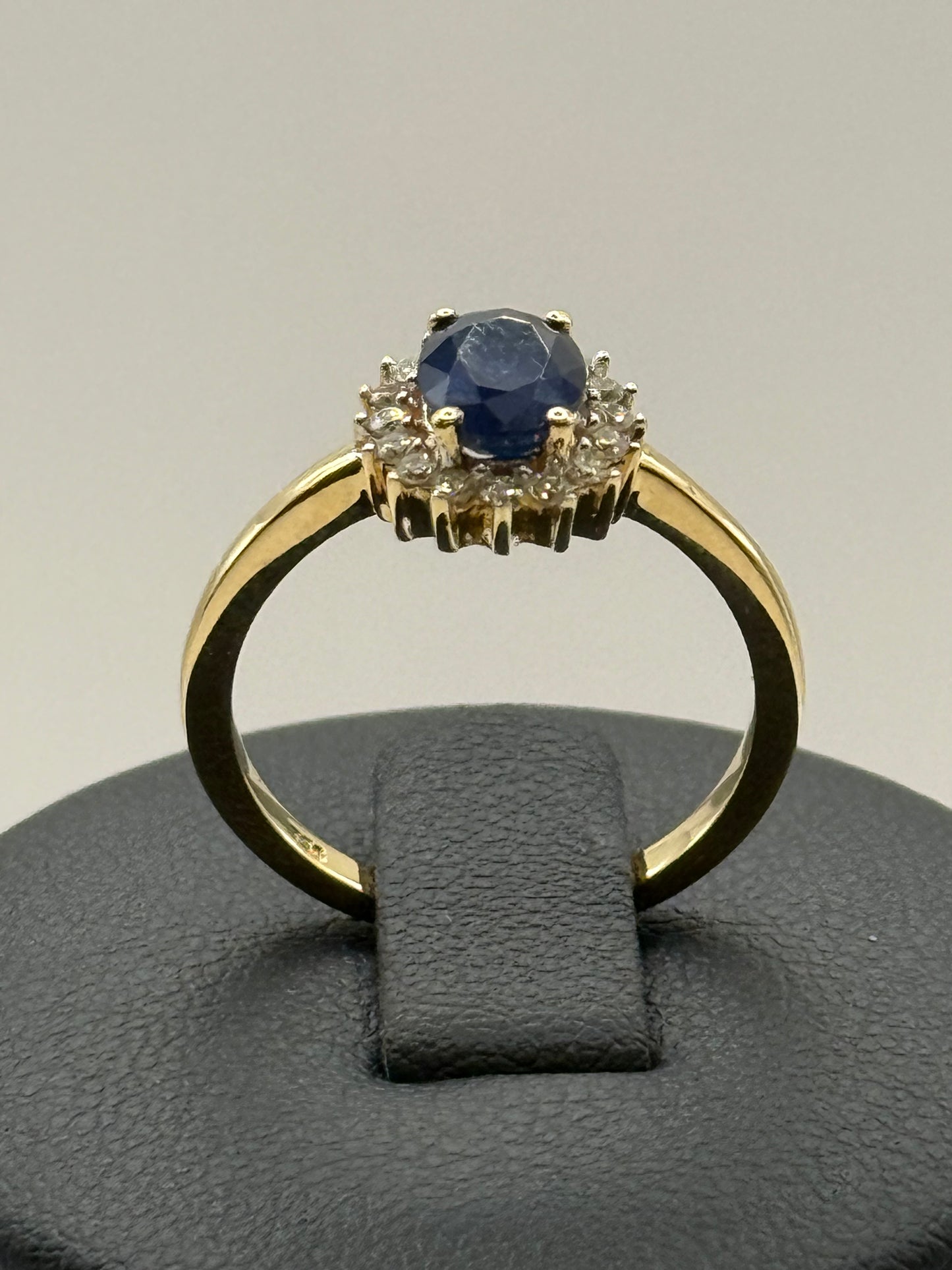 Bague en or jaune sertie d’un saphir et de diamants – Taille 52