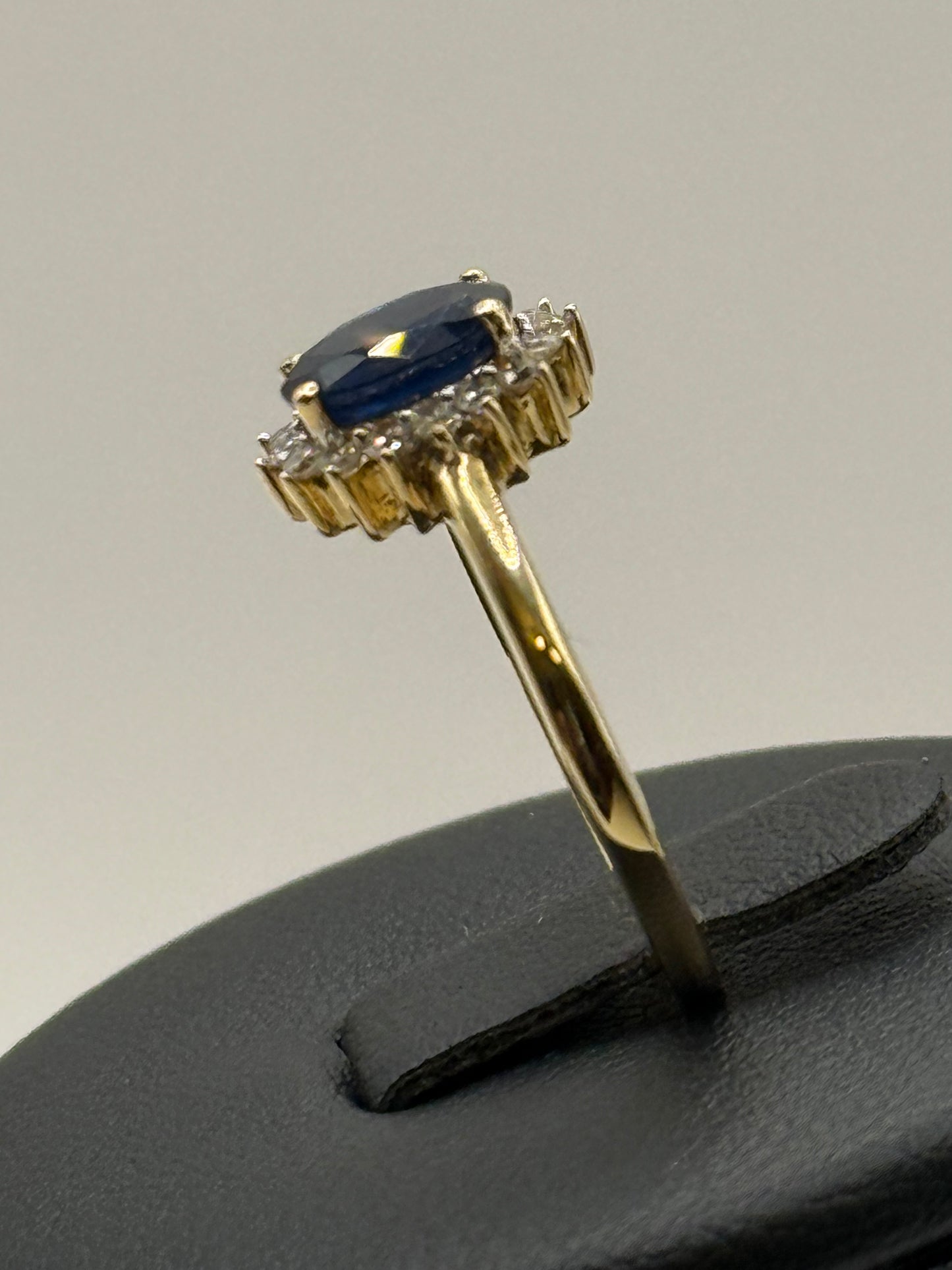 Bague en or jaune sertie d’un saphir et de diamants – Taille 52