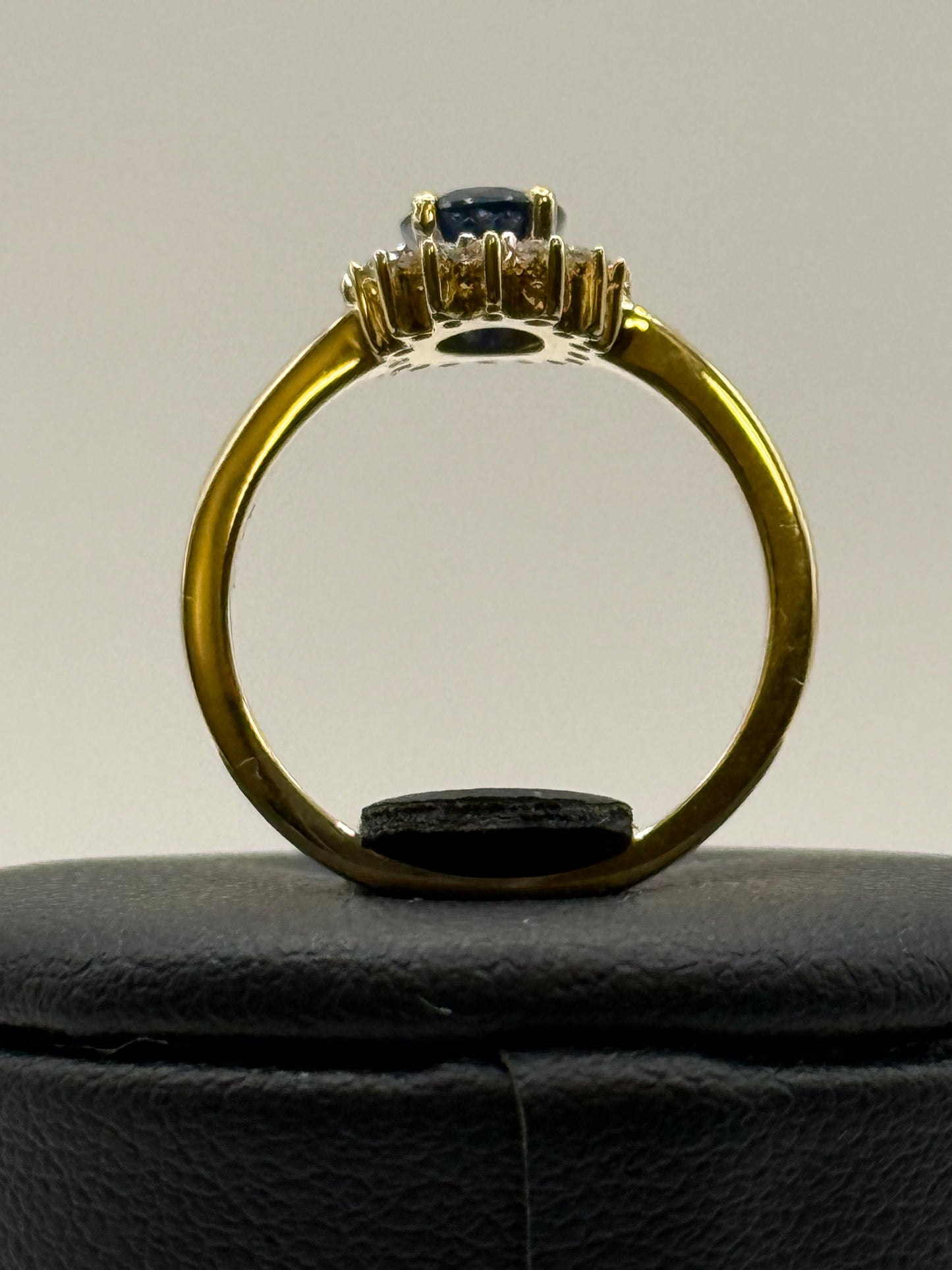 Bague en or jaune sertie d’un saphir et de diamants – Taille 52