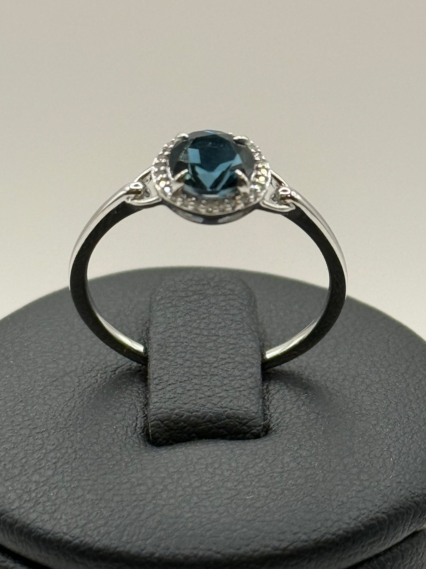 Bague en or blanc sertie d’un saphir et de diamants – Taille 56