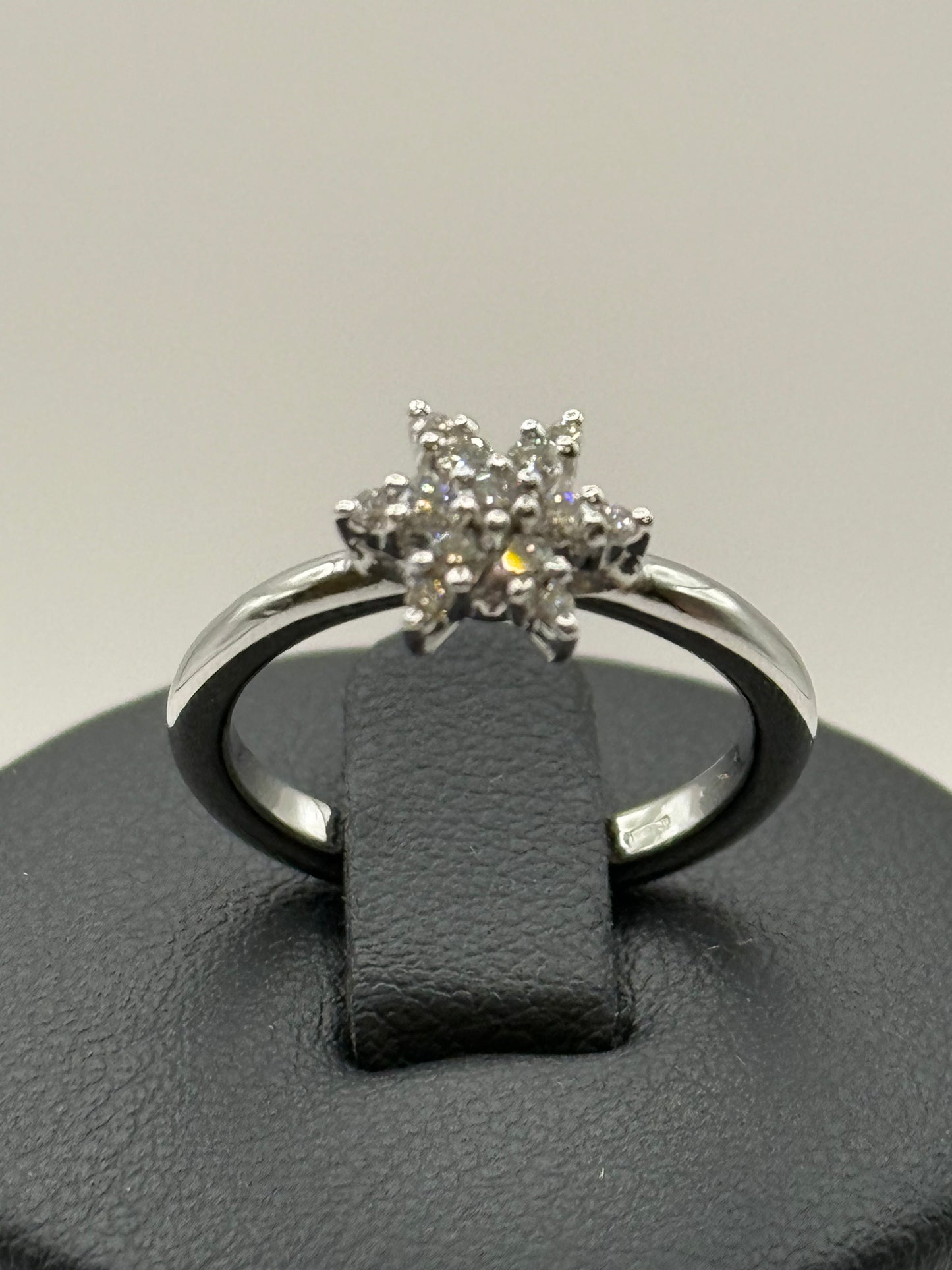 Bague en or blanc sertie de diamants en motif floral – Taille 50