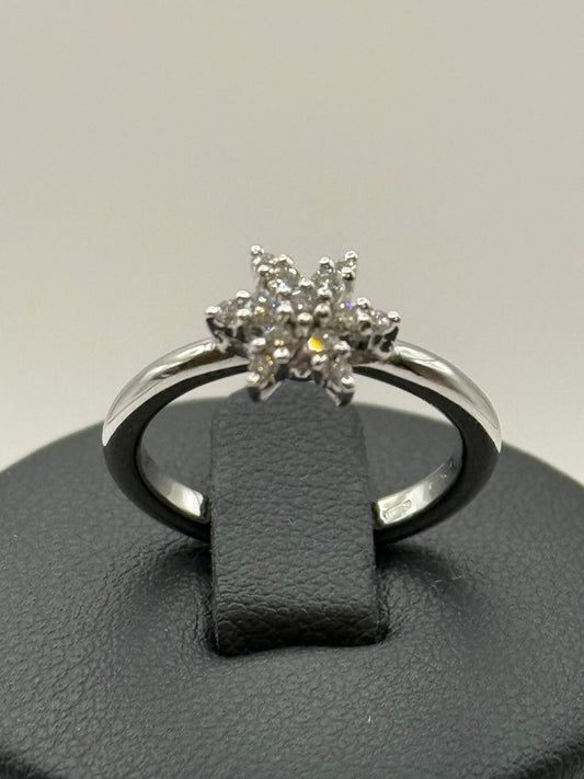 Bague en or blanc sertie de diamants en motif floral – Taille 50