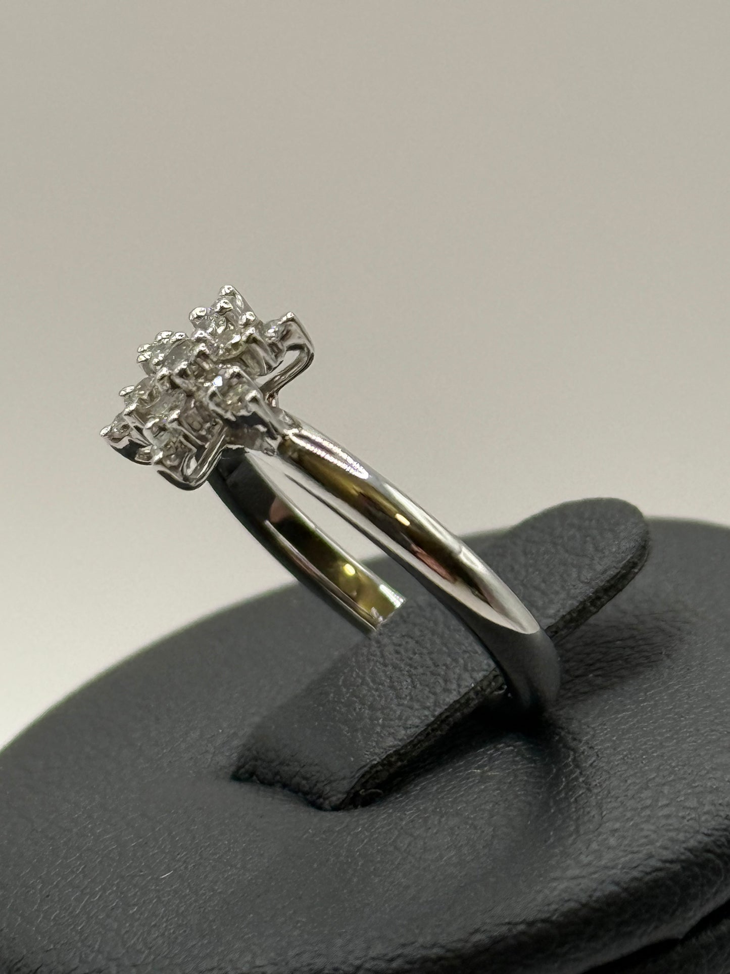 Bague en or blanc sertie de diamants en motif floral – Taille 50