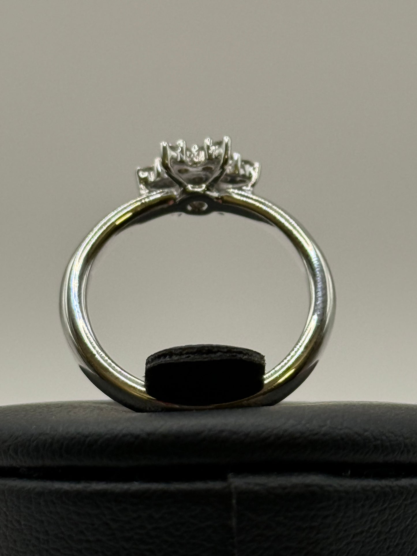 Bague en or blanc sertie de diamants en motif floral – Taille 50