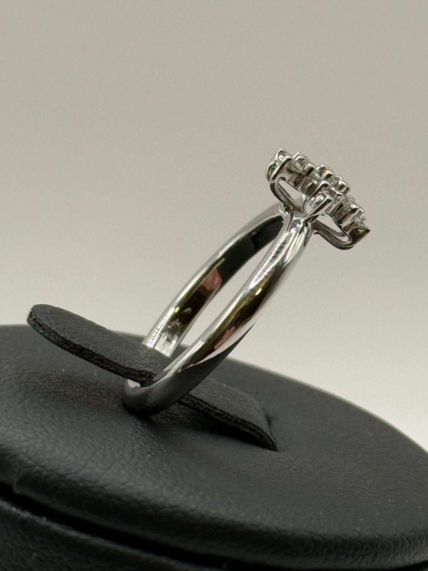 Bague en or blanc sertie de diamants en motif floral – Taille 50