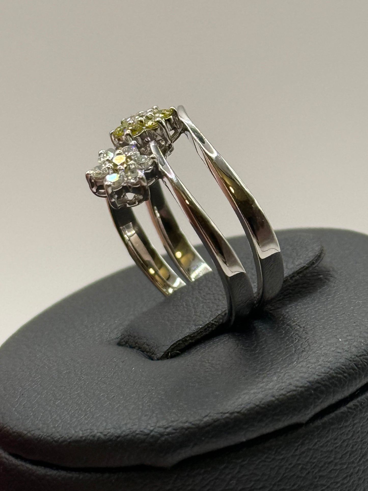 Bague en or blanc ornée de deux fleurs serties de diamants et de saphirs verts – Taille 50