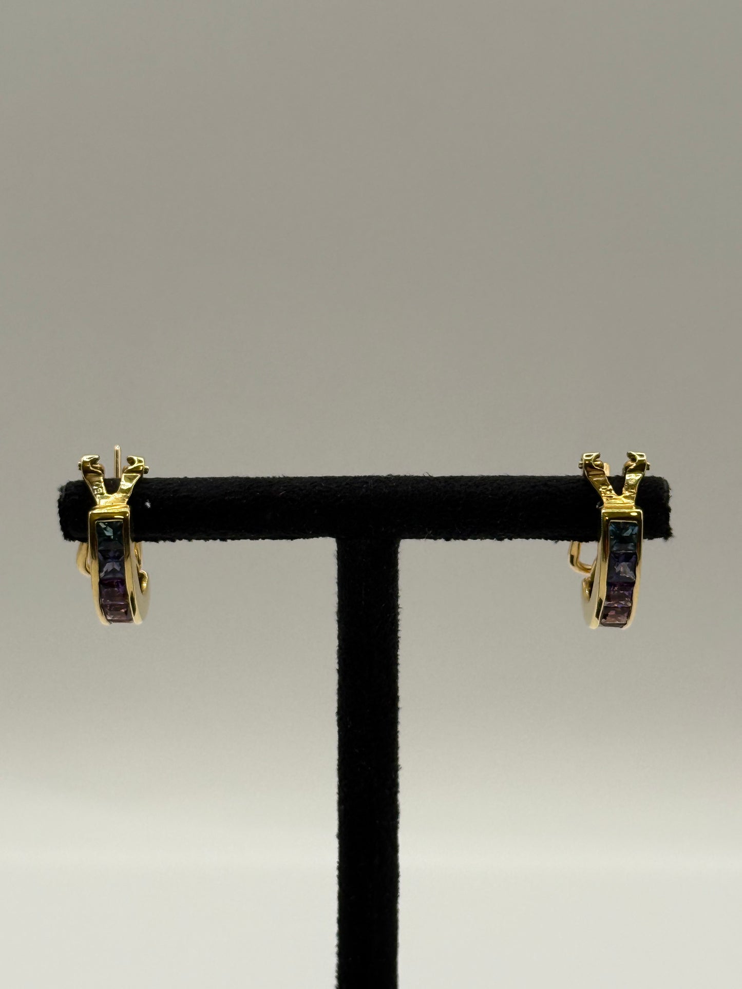 Boucles d’oreilles en or jaune serties de pierres multicolores