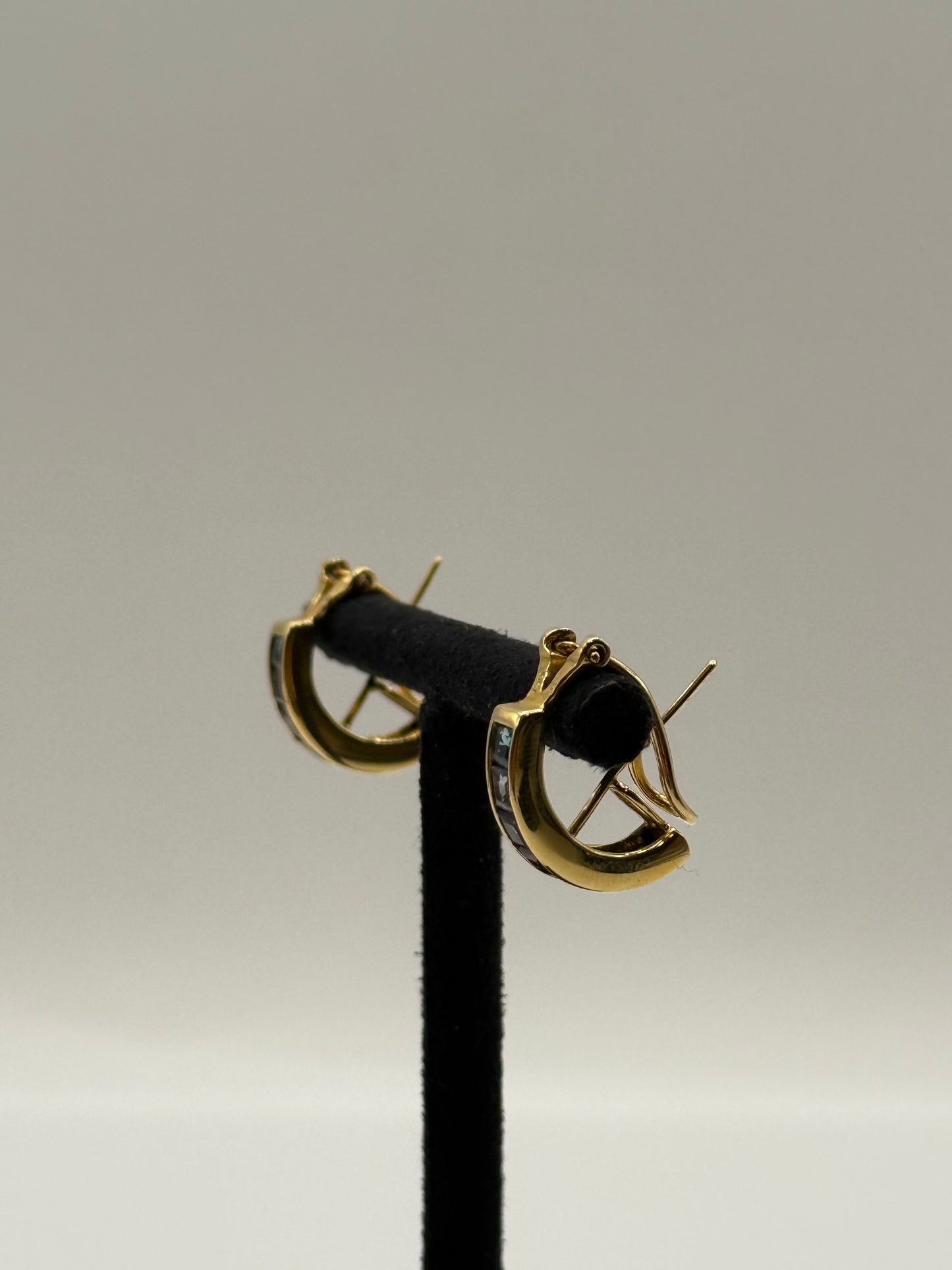 Boucles d’oreilles en or jaune serties de pierres multicolores