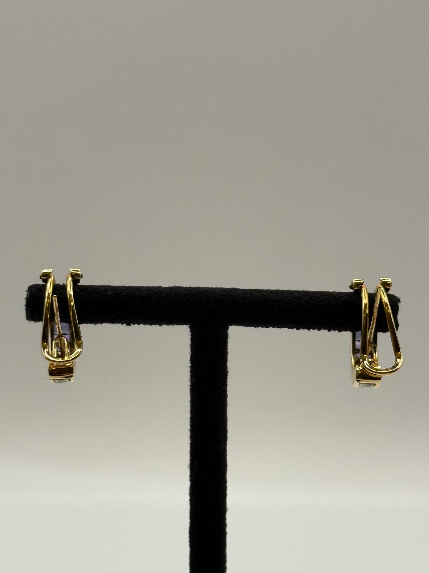 Boucles d’oreilles en or jaune serties de pierres multicolores