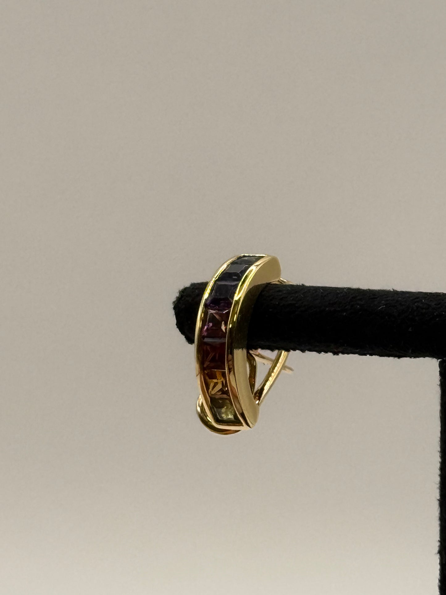 Boucles d’oreilles en or jaune serties de pierres multicolores