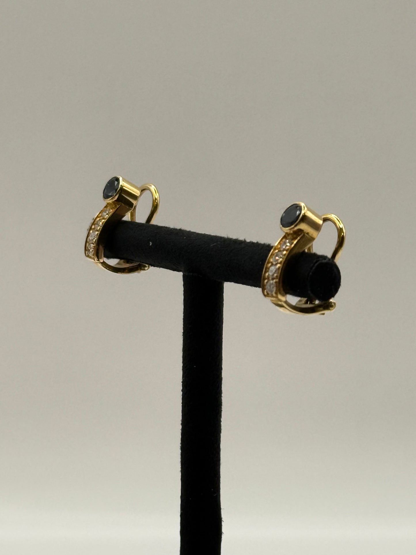 Boucles d’oreilles en or jaune serties de saphirs et de diamants