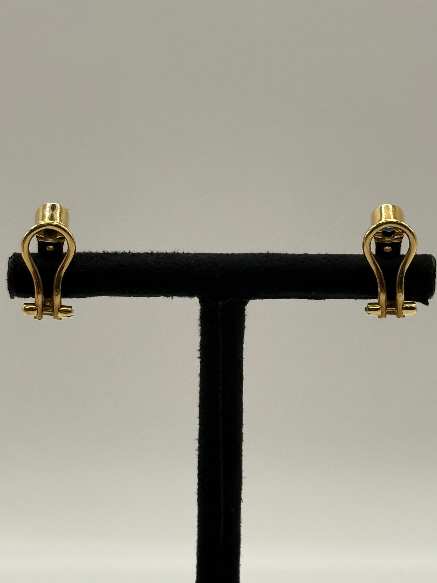 Boucles d’oreilles en or jaune serties de saphirs et de diamants