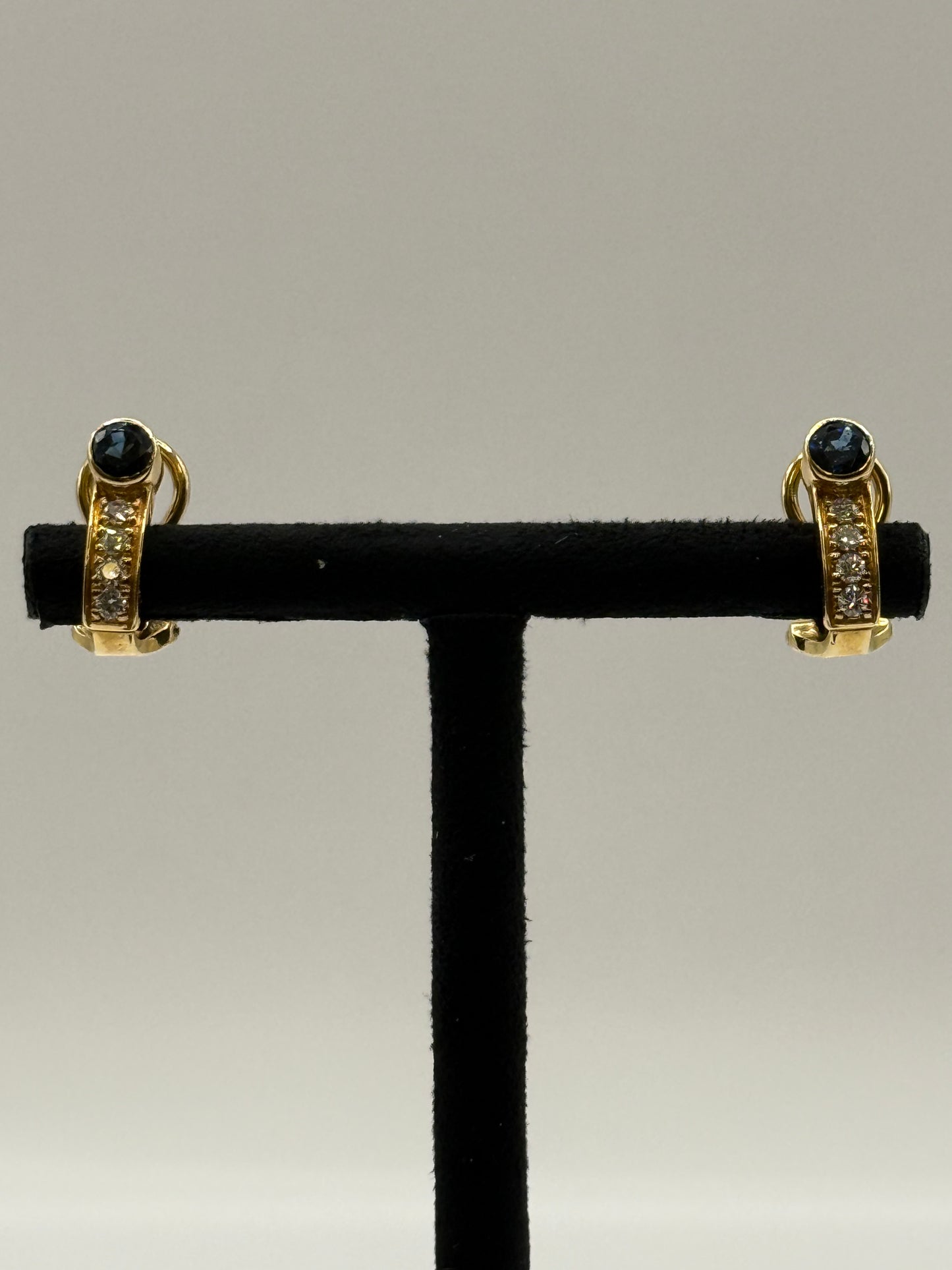 Boucles d’oreilles en or jaune serties de saphirs et de diamants